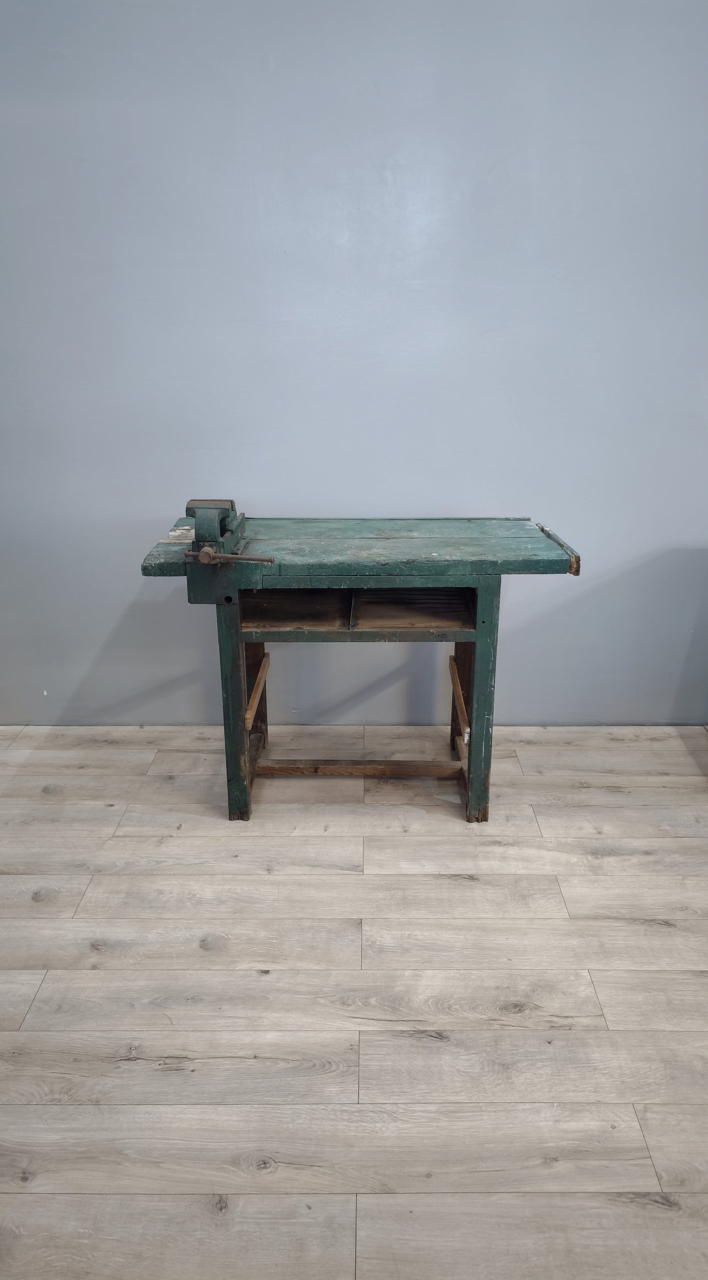 82472 Banco da lavoro verde in legno con morsa