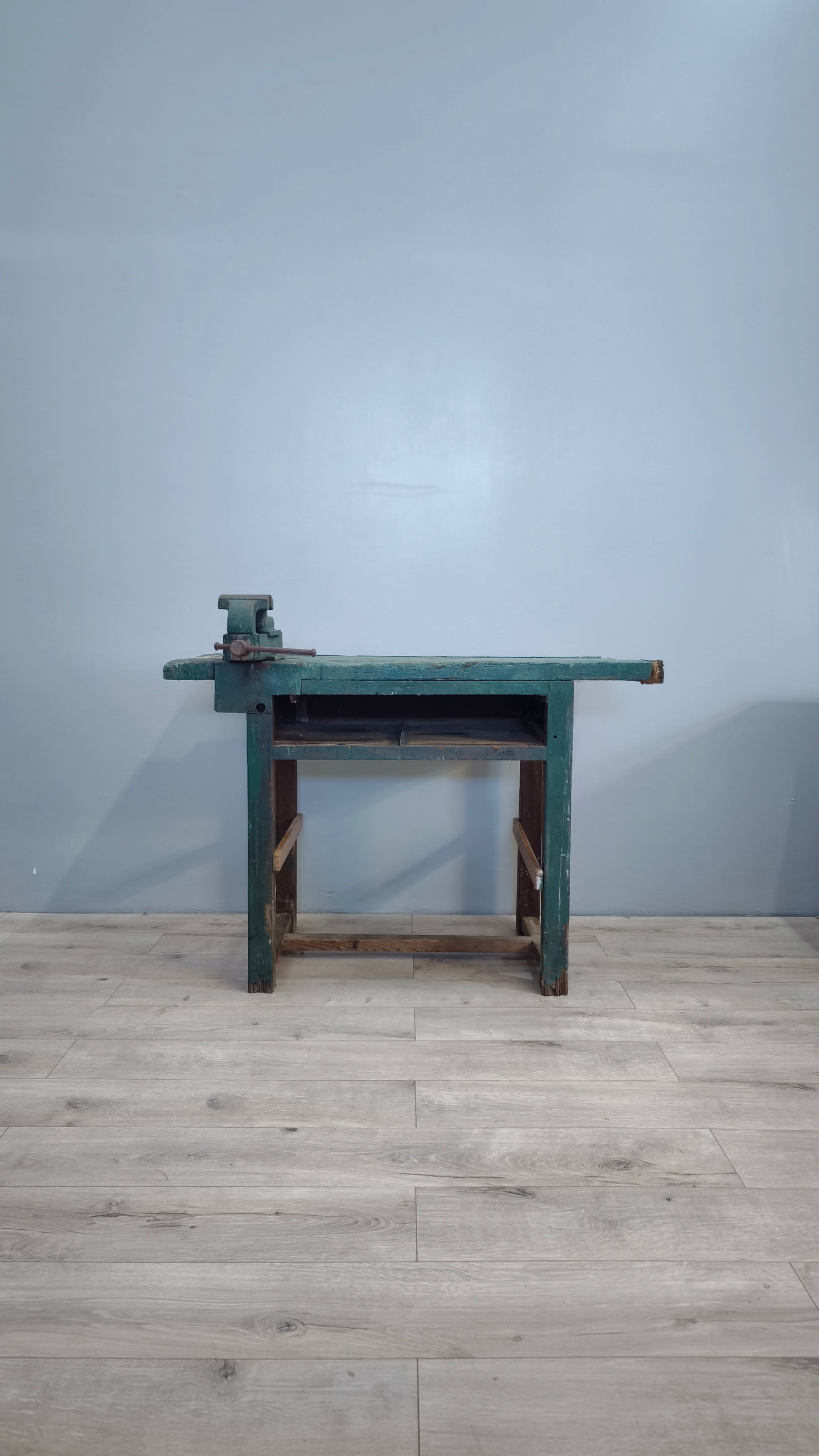 82472 Banco da lavoro verde in legno con morsa