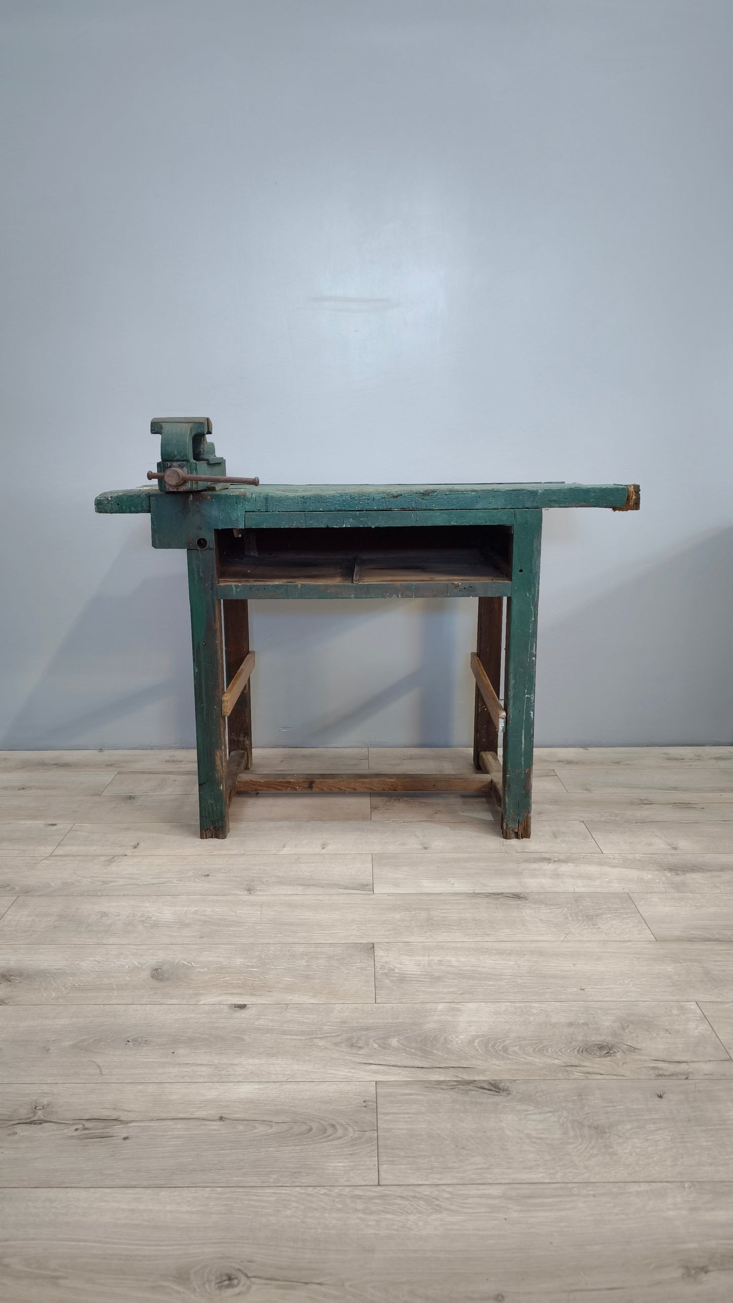 82472 Banco da lavoro verde in legno con morsa