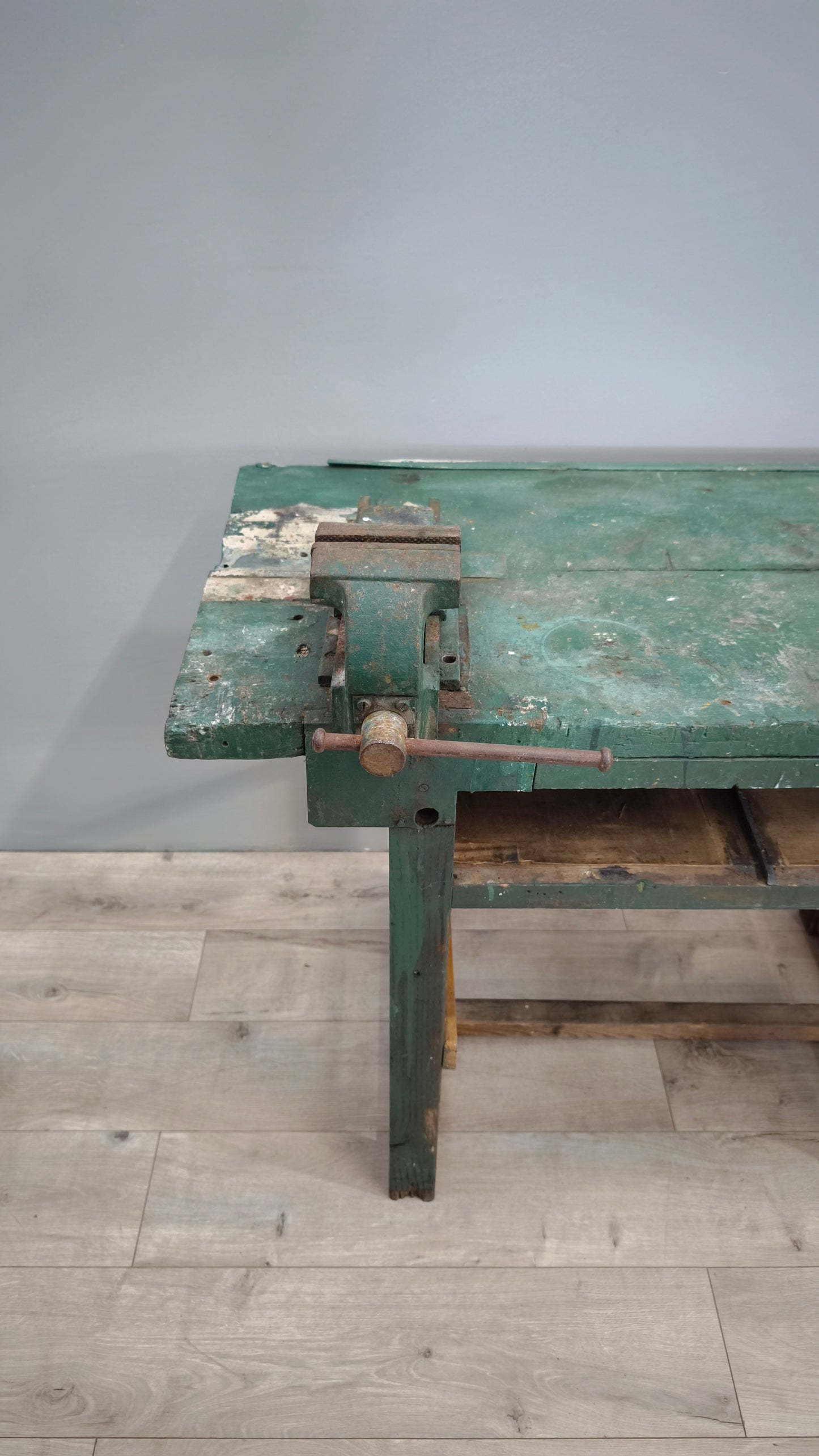 82472 Banco da lavoro verde in legno con morsa
