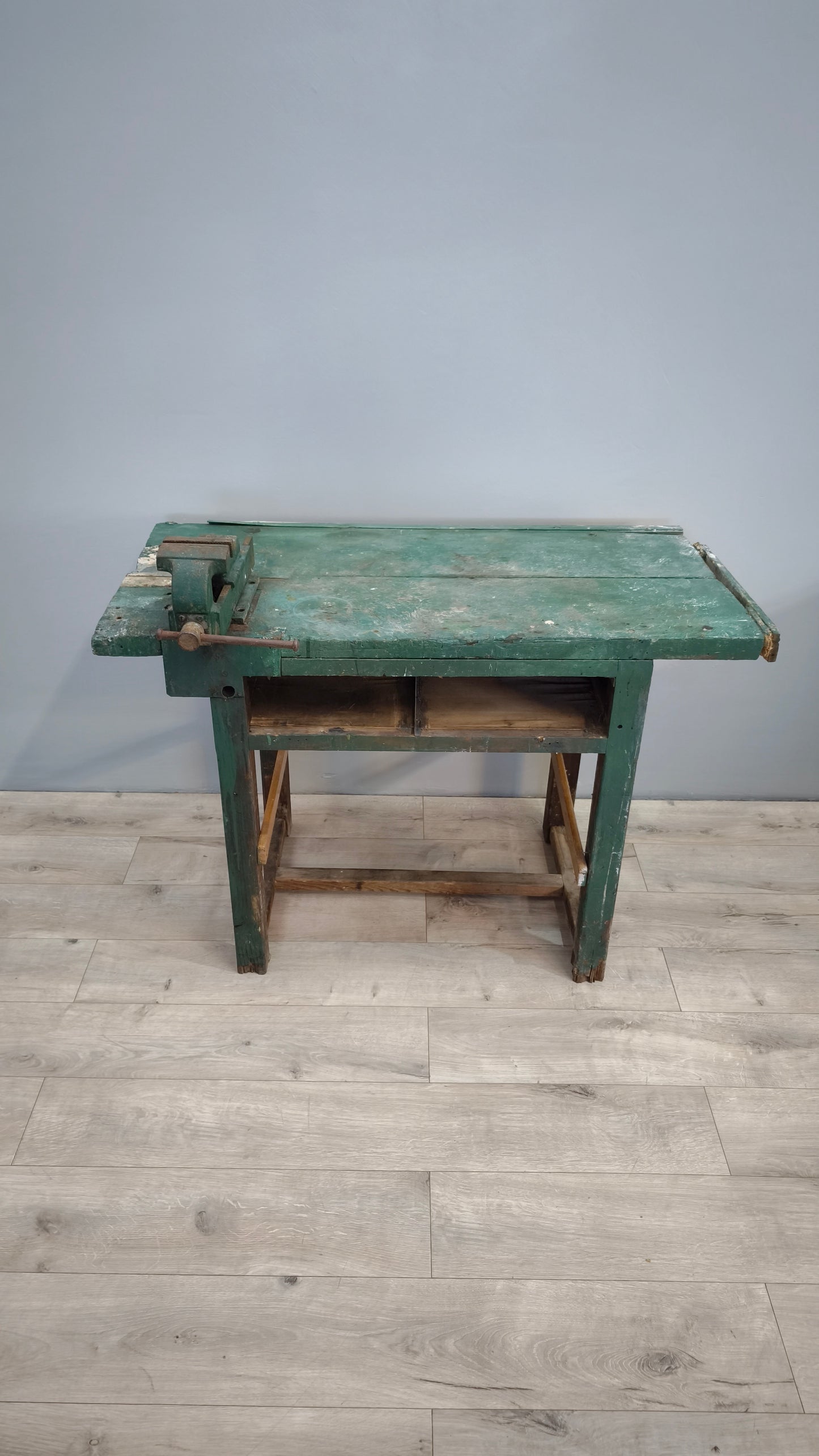 82472 Banco da lavoro verde in legno con morsa