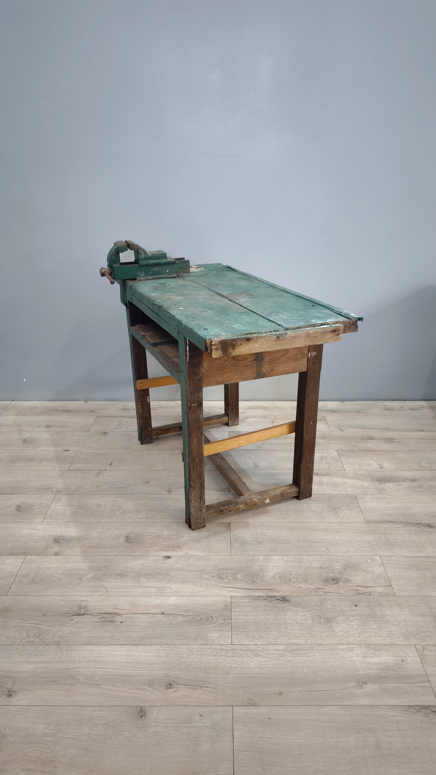 82472 Banco da lavoro verde in legno con morsa