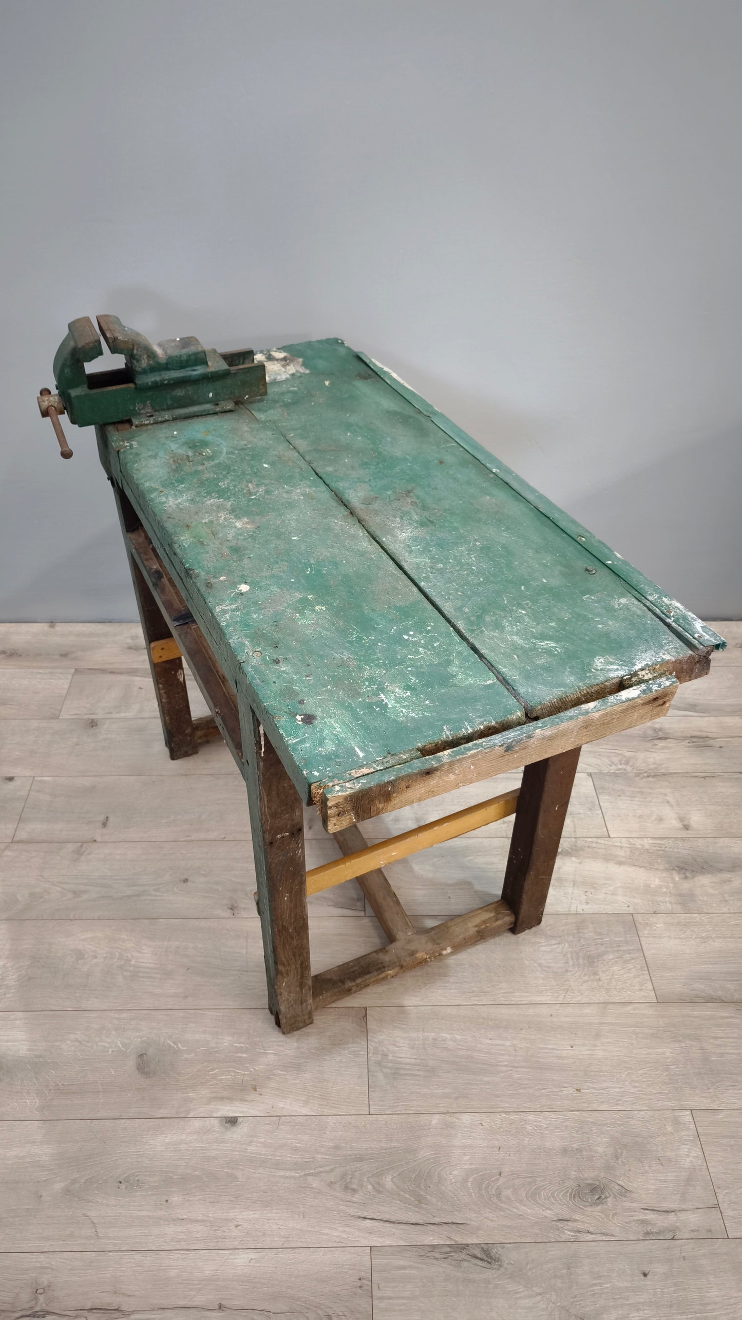 82472 Banco da lavoro verde in legno con morsa