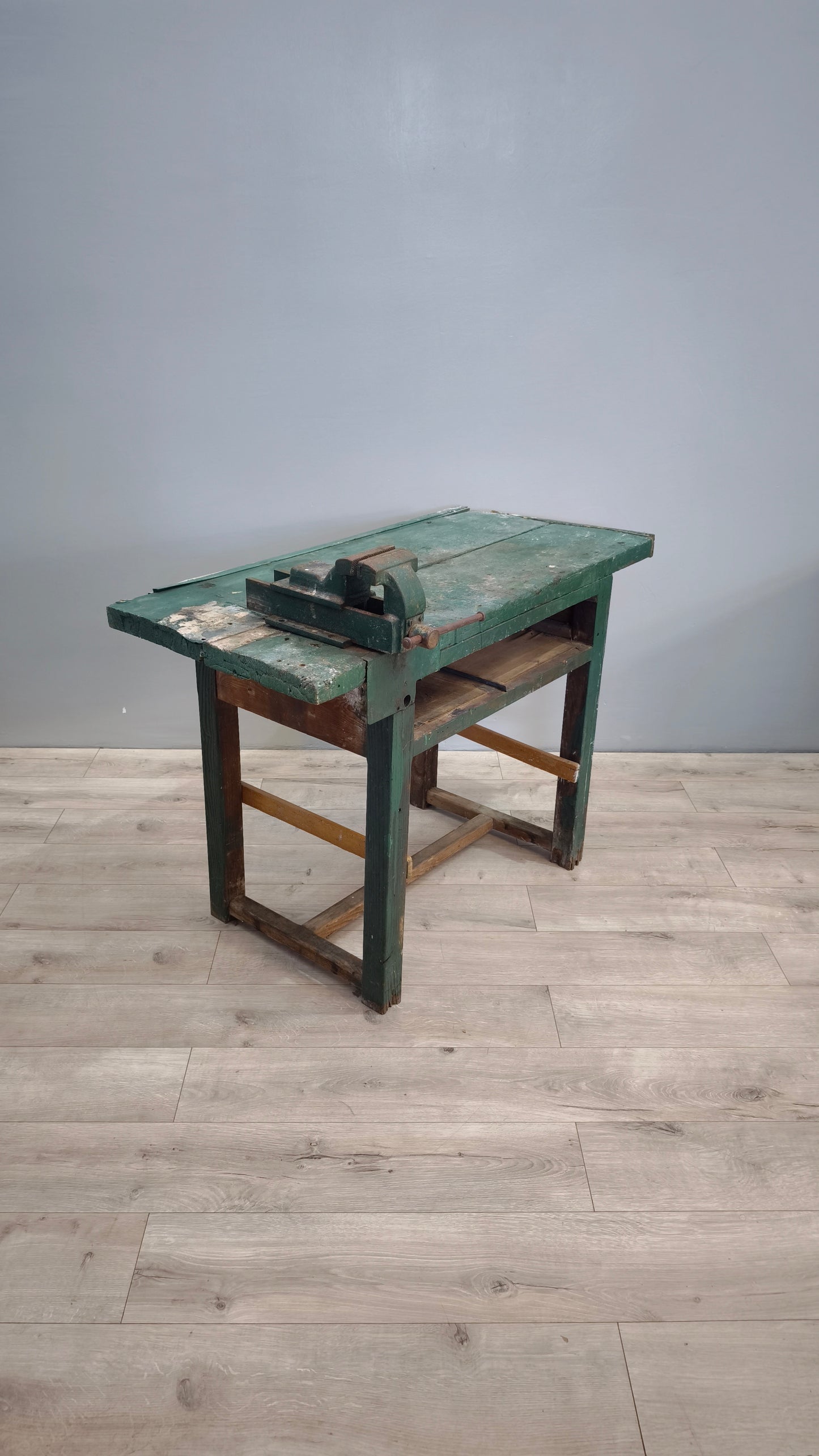 82472 Banco da lavoro verde in legno con morsa