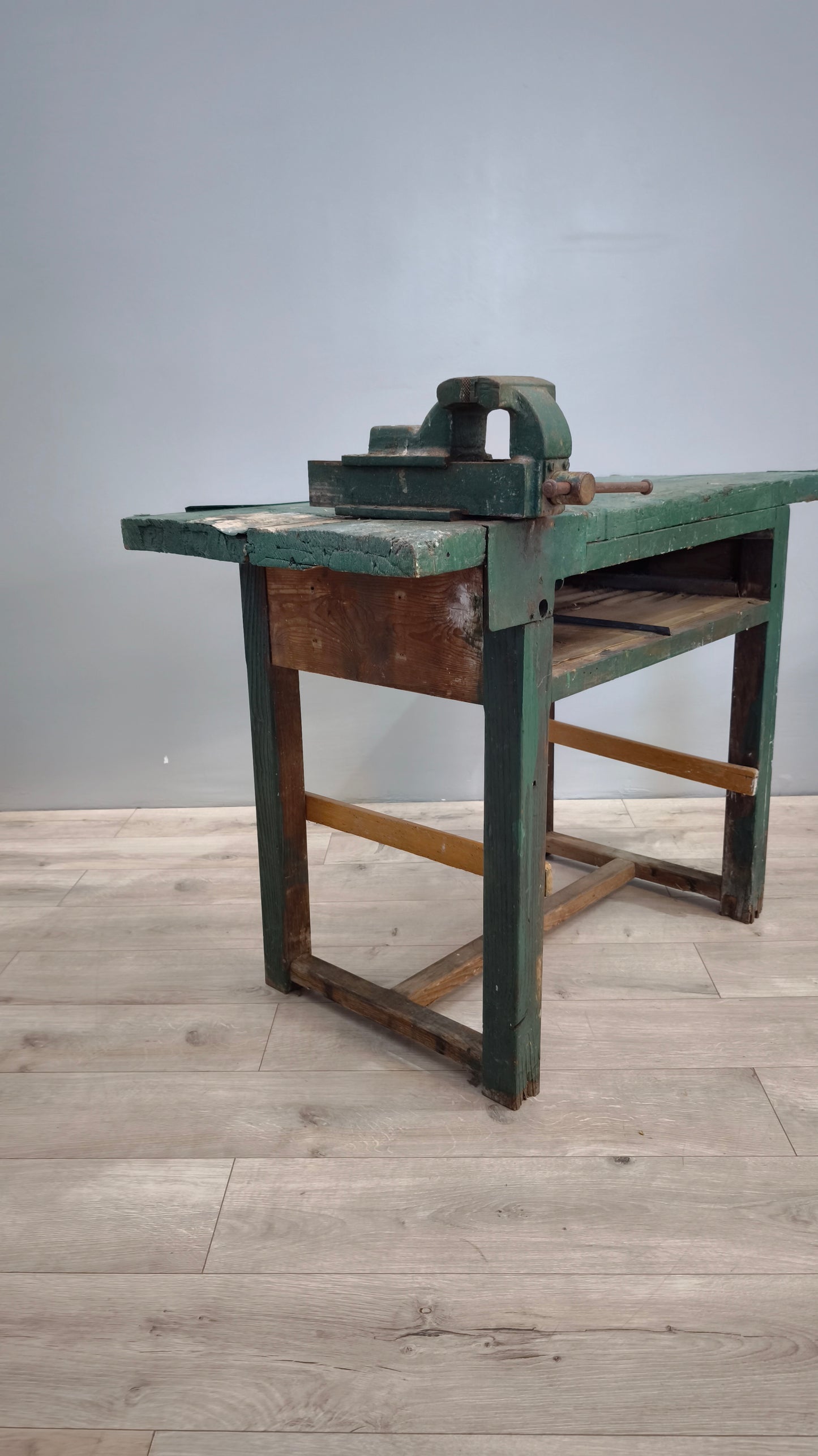 82472 Banco da lavoro verde in legno con morsa