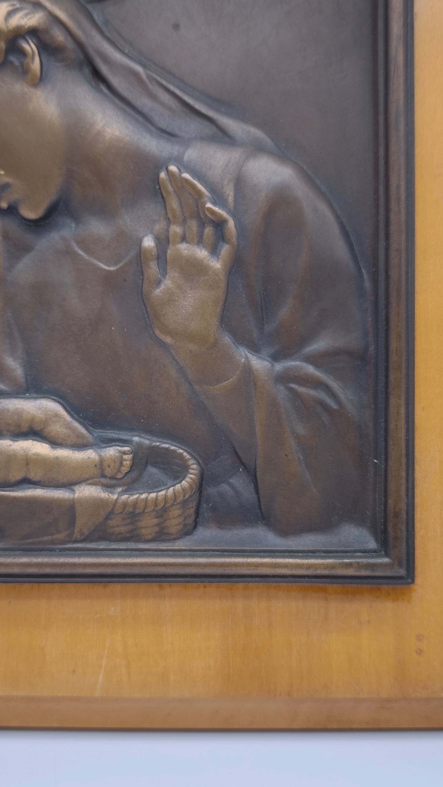 81976 Quadro in bronzo con base in legno firmato Mistruzzi, Natività