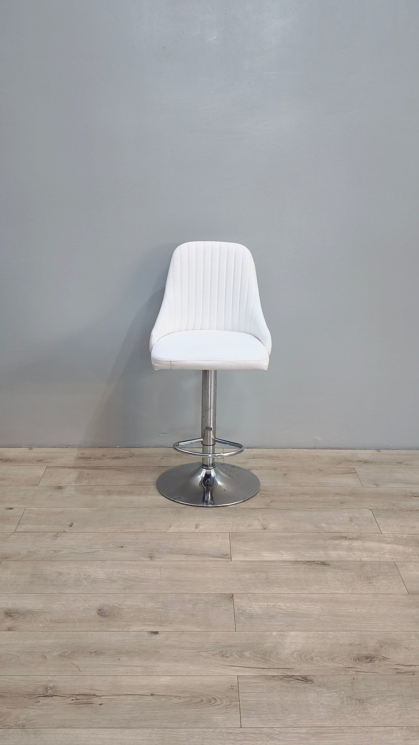 82546 Sgabello bianco con altezza regolabile