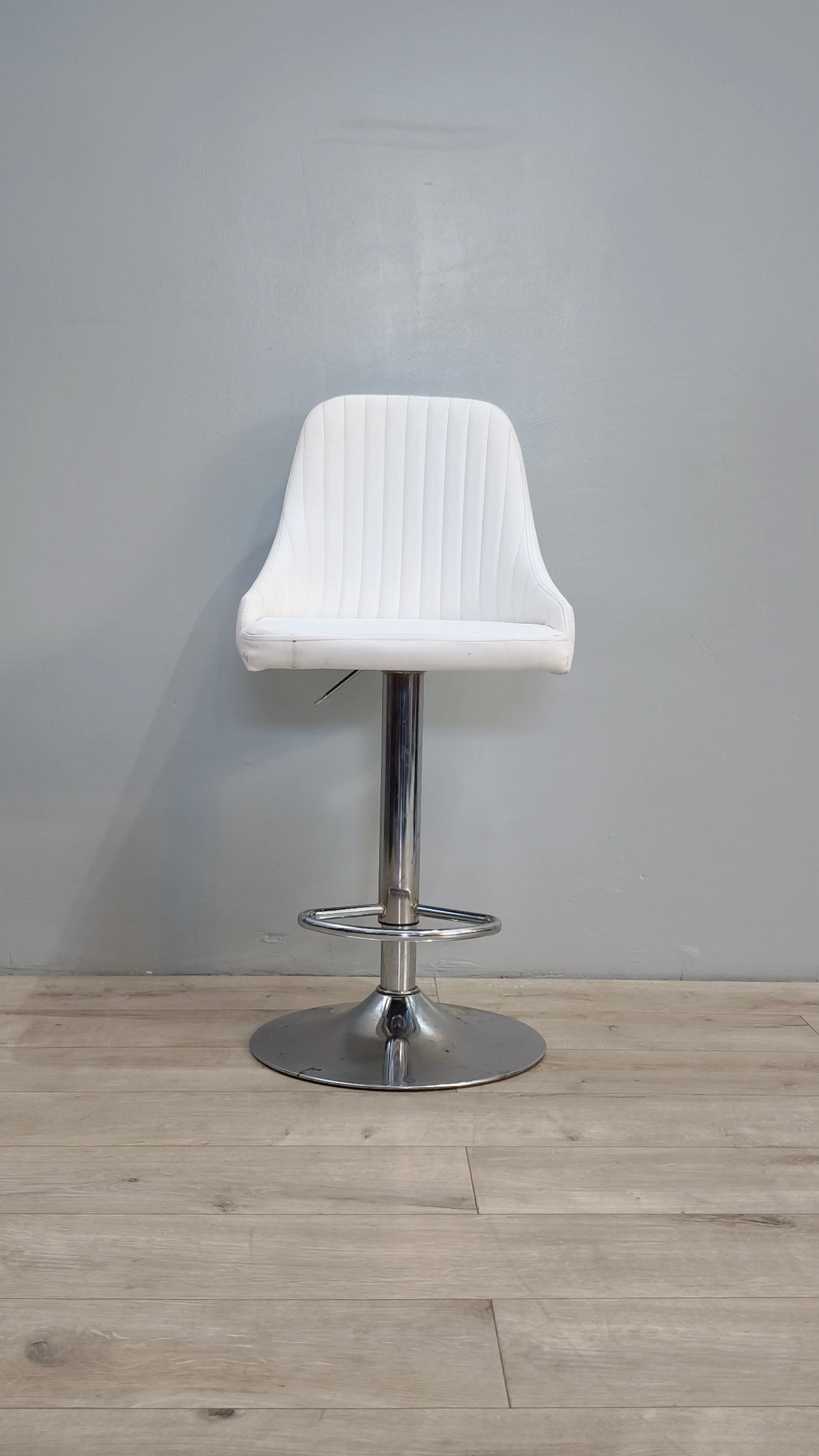82546 Sgabello bianco con altezza regolabile