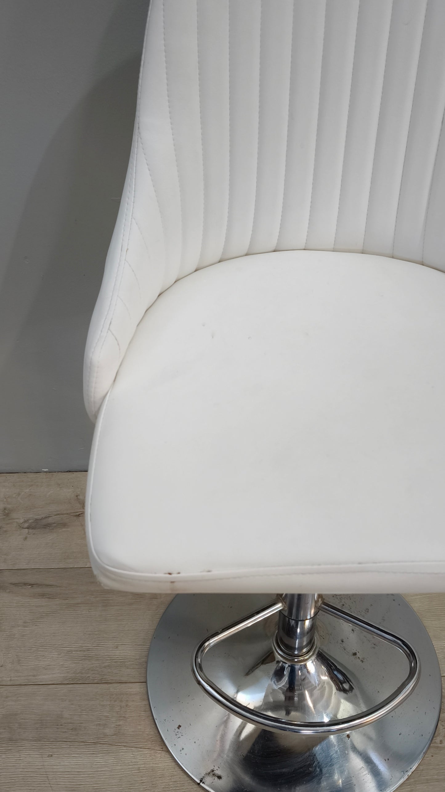 82546 Sgabello bianco con altezza regolabile