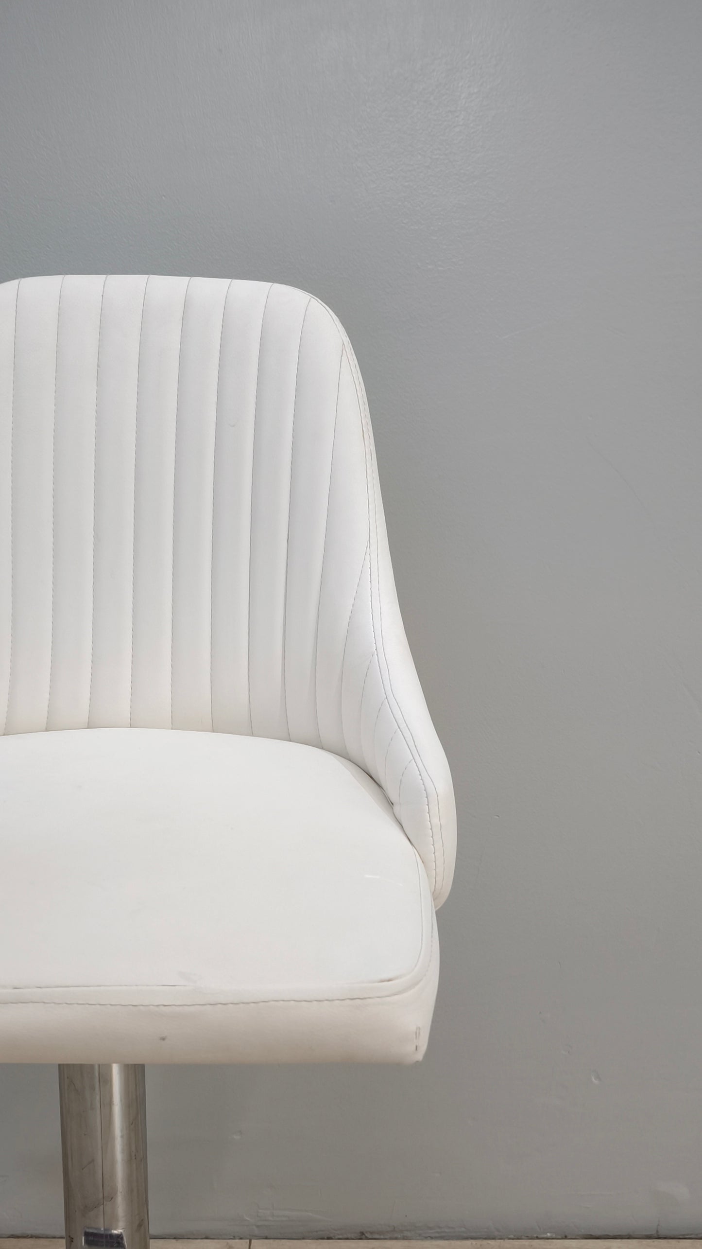 82546 Sgabello bianco con altezza regolabile