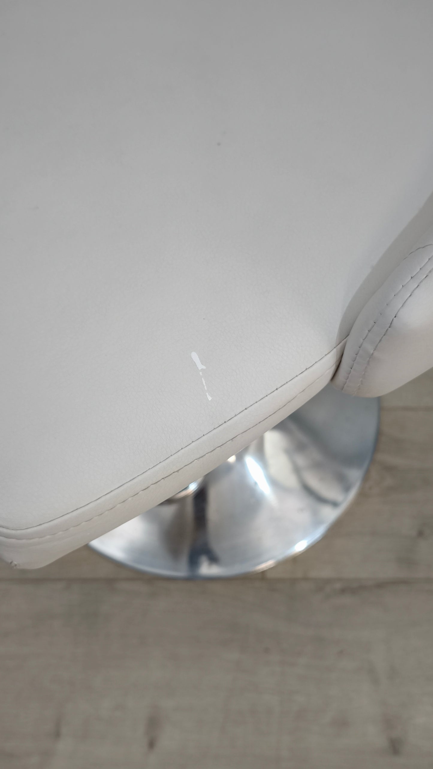 82546 Sgabello bianco con altezza regolabile