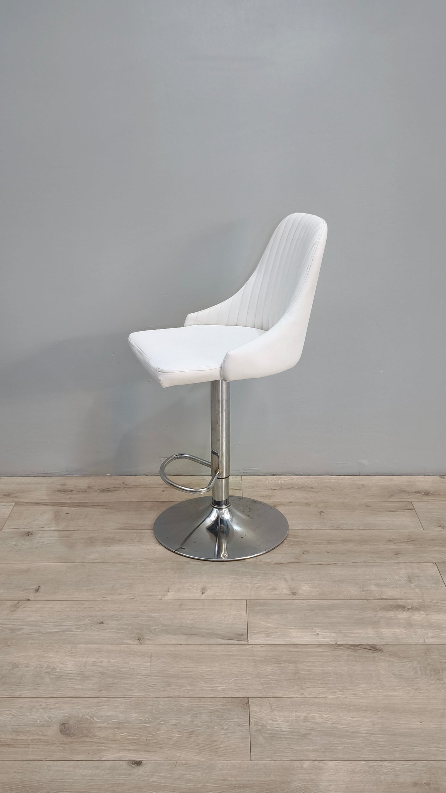 82546 Sgabello bianco con altezza regolabile