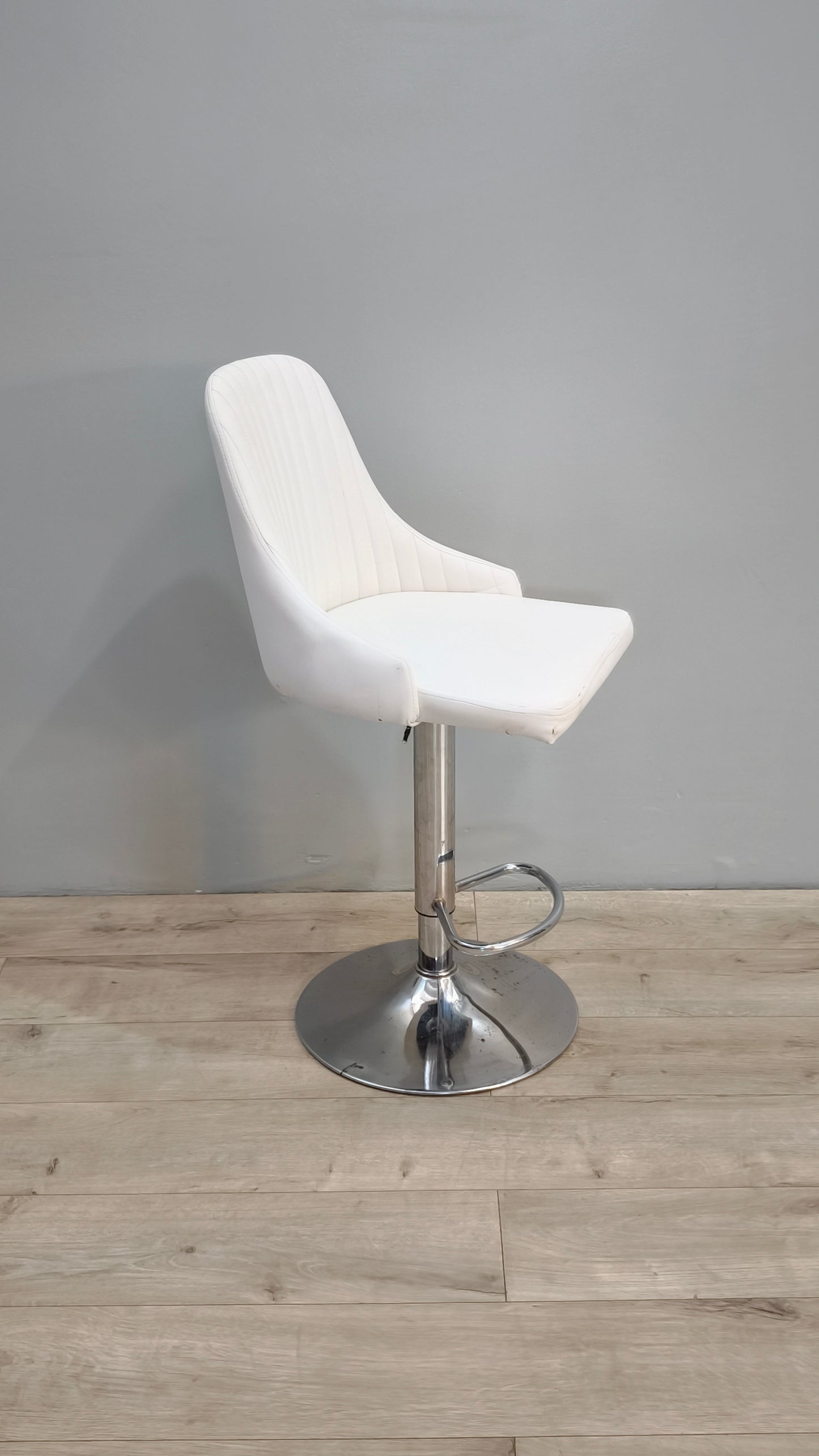 82546 Sgabello bianco con altezza regolabile