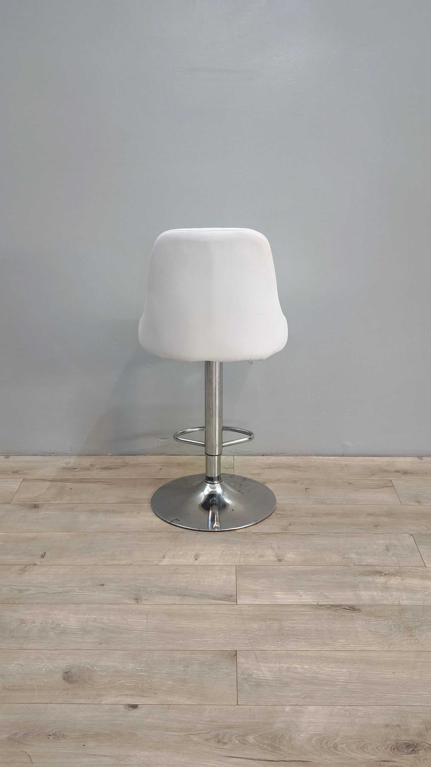 82546 Sgabello bianco con altezza regolabile