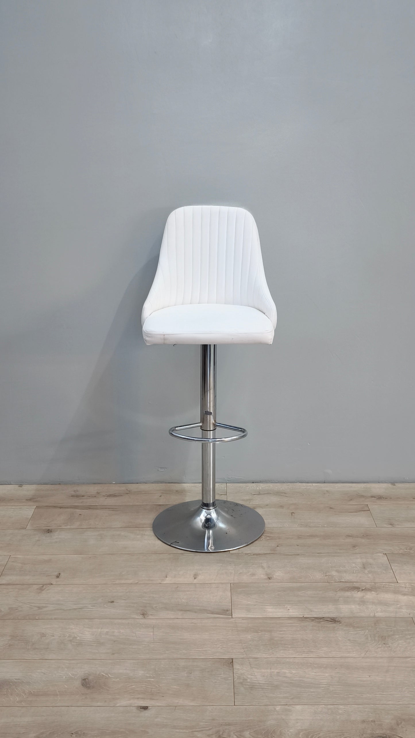 82546 Sgabello bianco con altezza regolabile