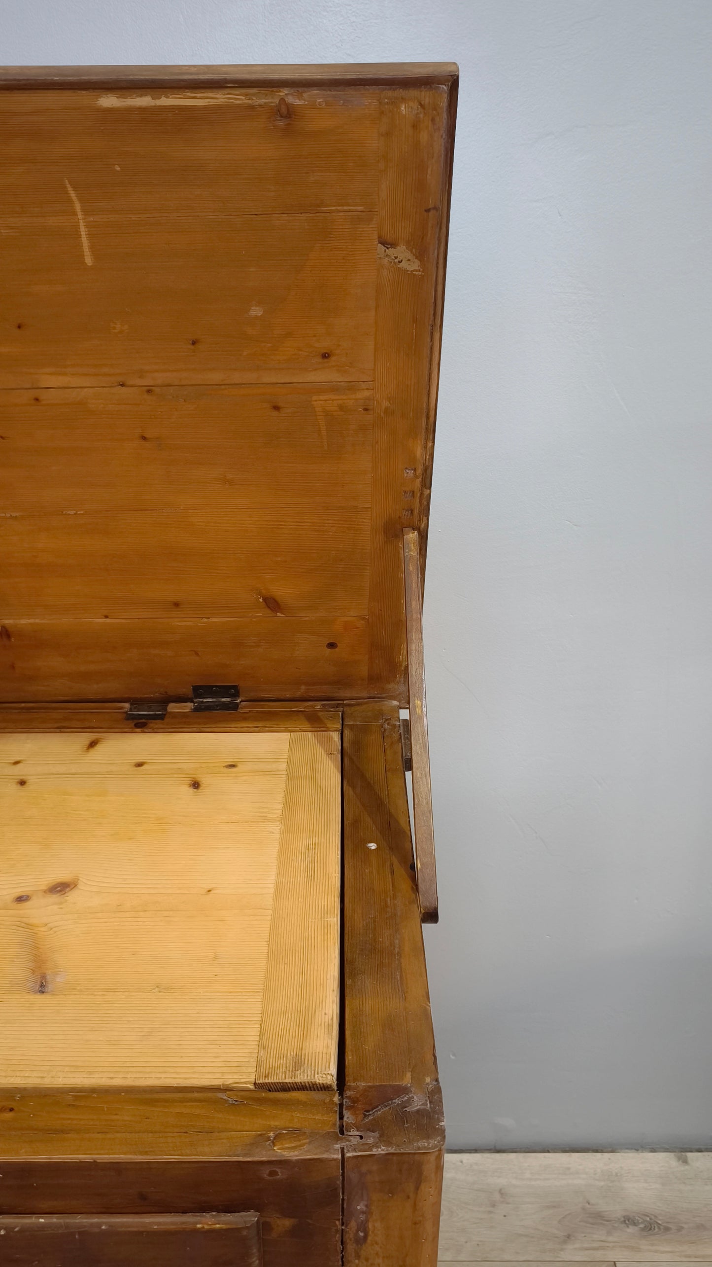 82475 Tavolo madia in legno massello con cassetto frontale