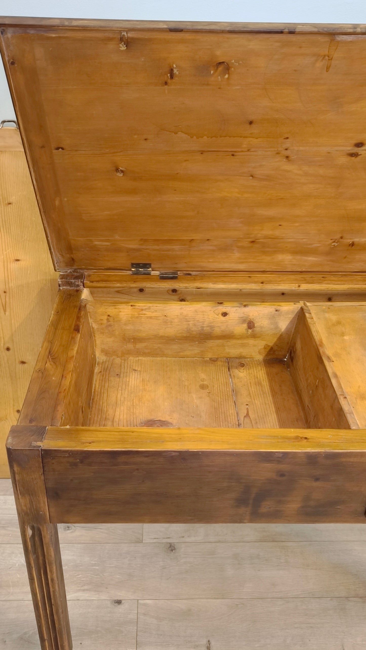 82475 Tavolo madia in legno massello con cassetto frontale