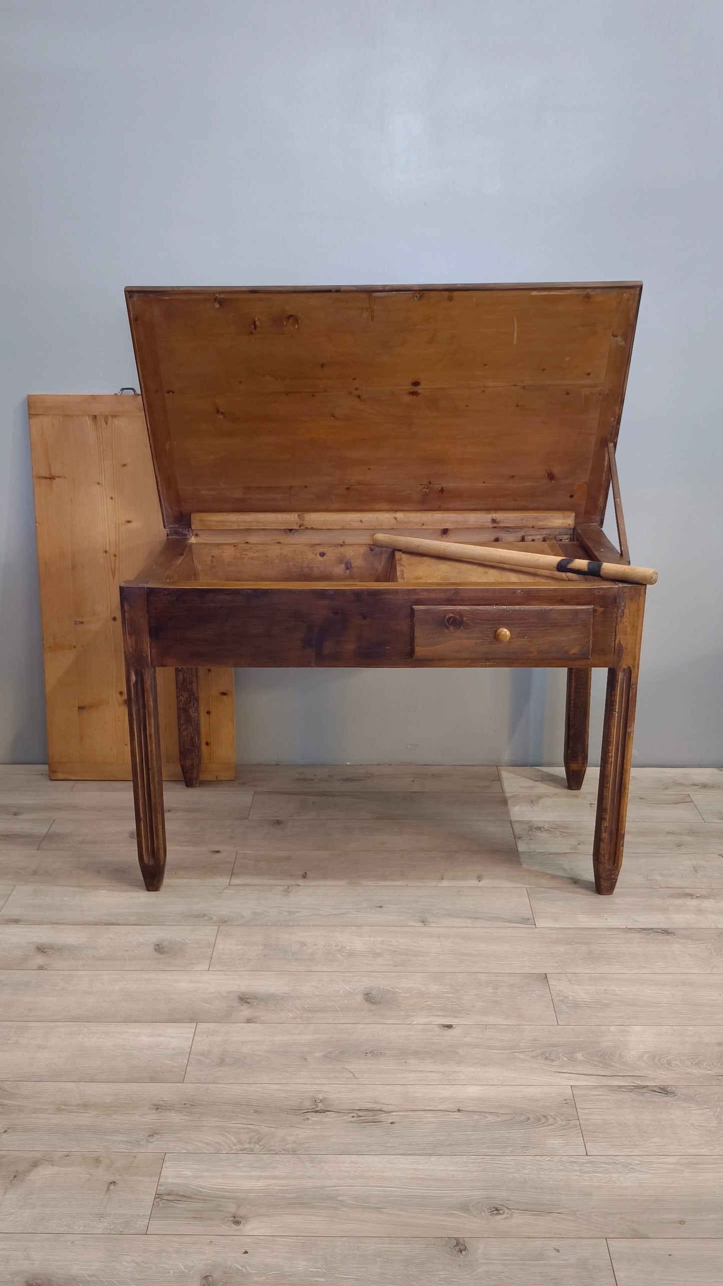 82475 Tavolo madia in legno massello con cassetto frontale
