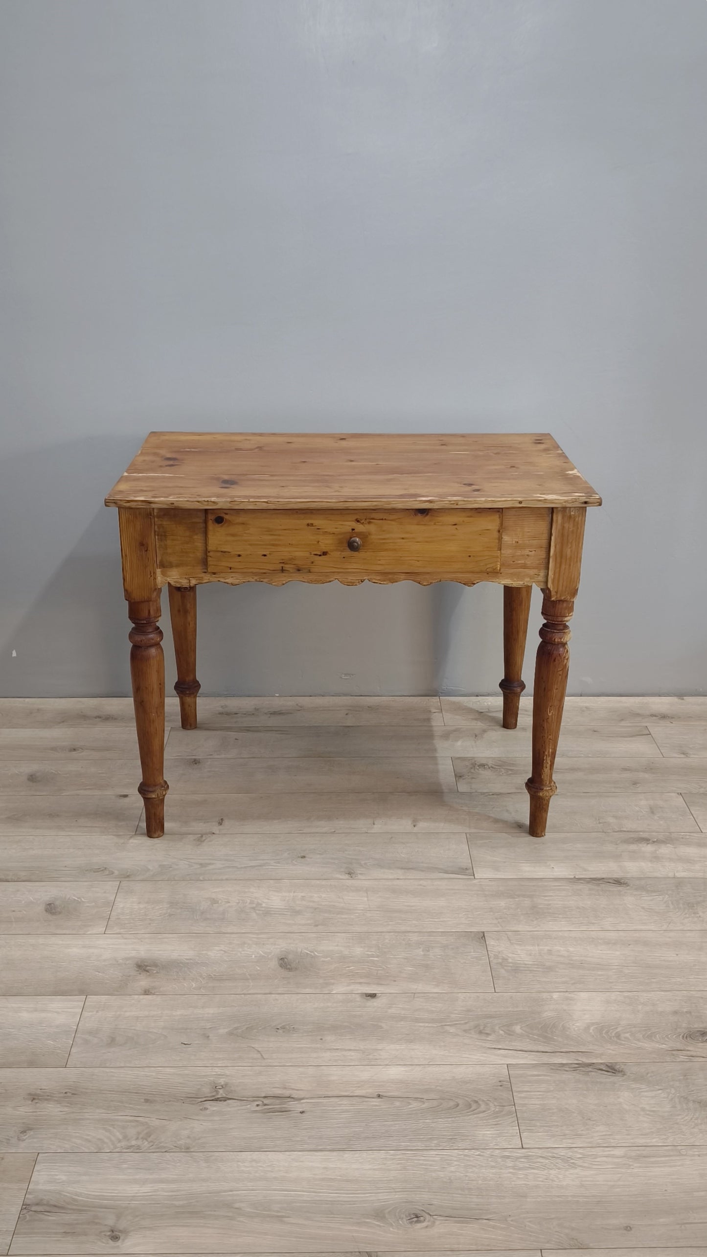 82477 Tavolo in legno con cassetto frontale