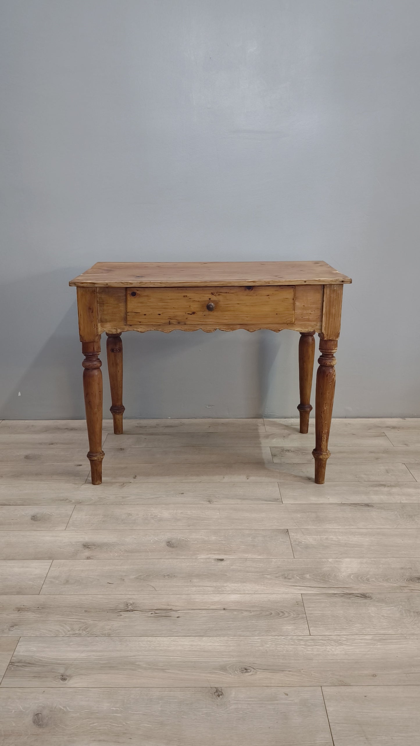 82477 Tavolo in legno con cassetto frontale