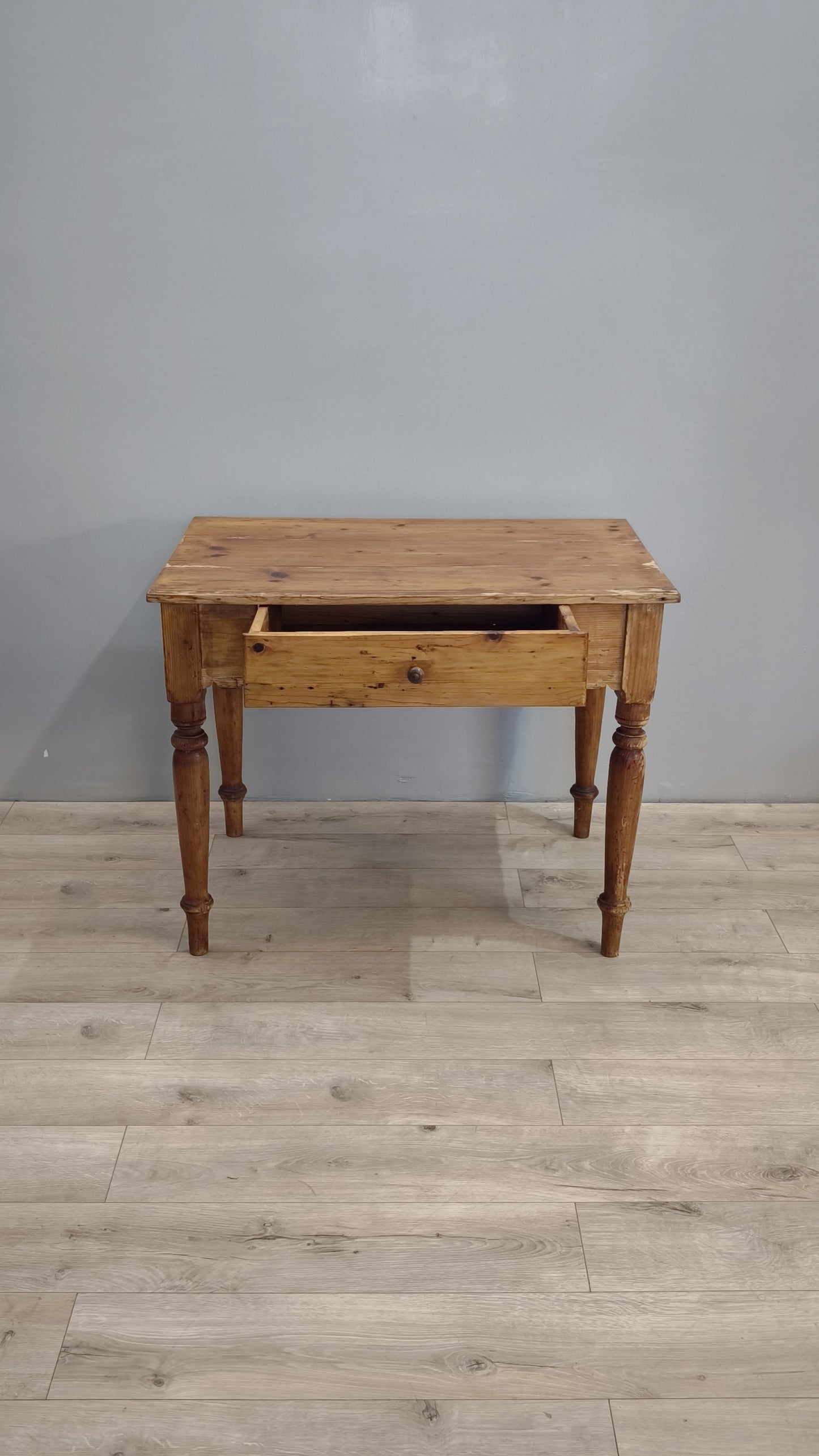 82477 Tavolo in legno con cassetto frontale