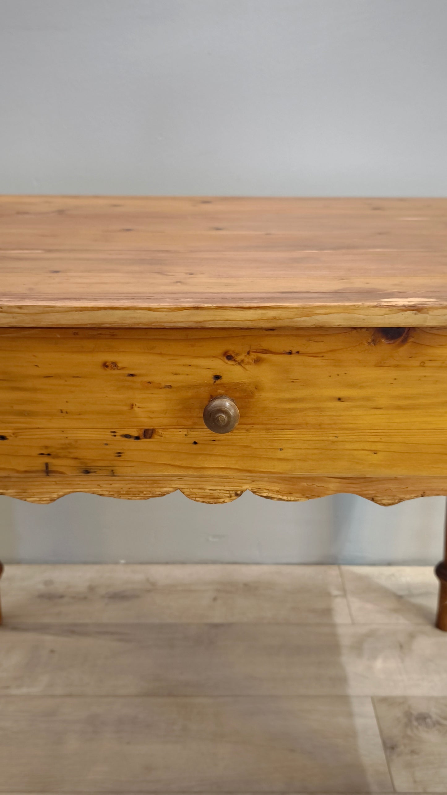 82477 Tavolo in legno con cassetto frontale