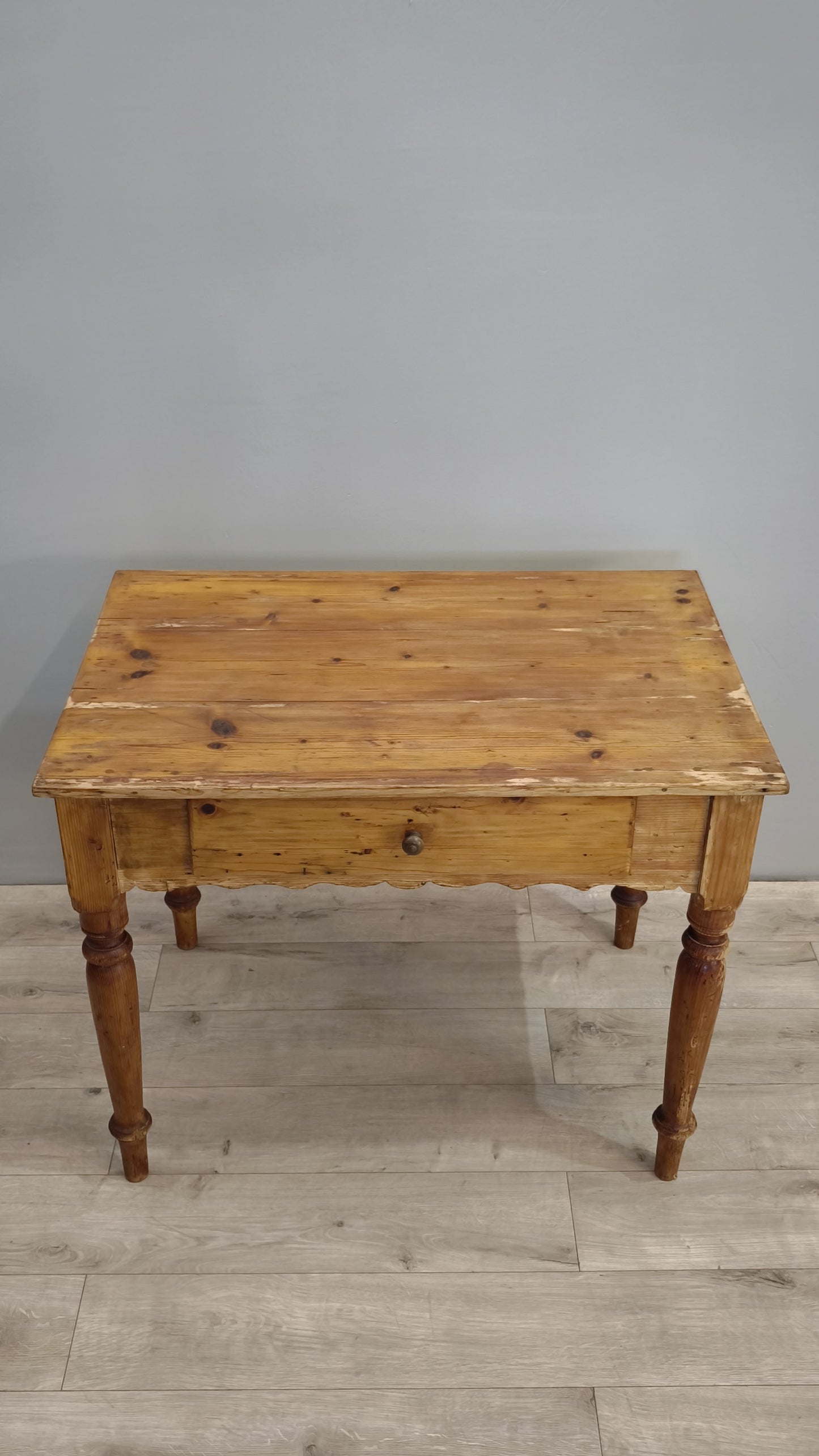 82477 Tavolo in legno con cassetto frontale