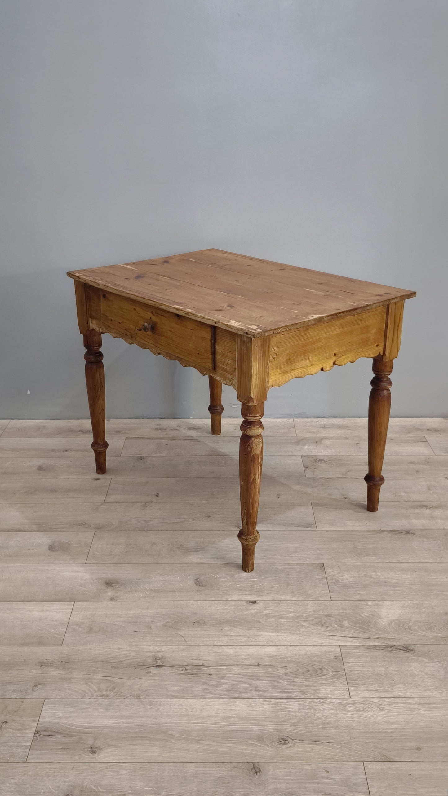 82477 Tavolo in legno con cassetto frontale