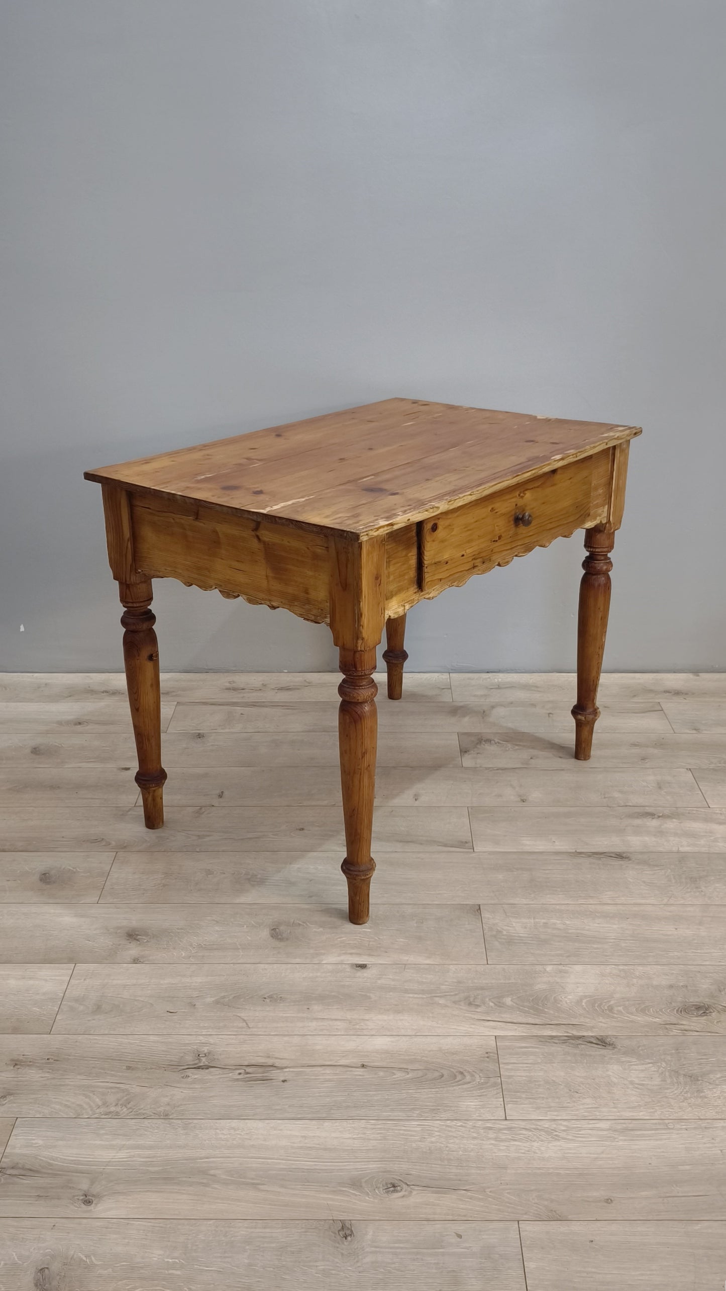 82477 Tavolo in legno con cassetto frontale