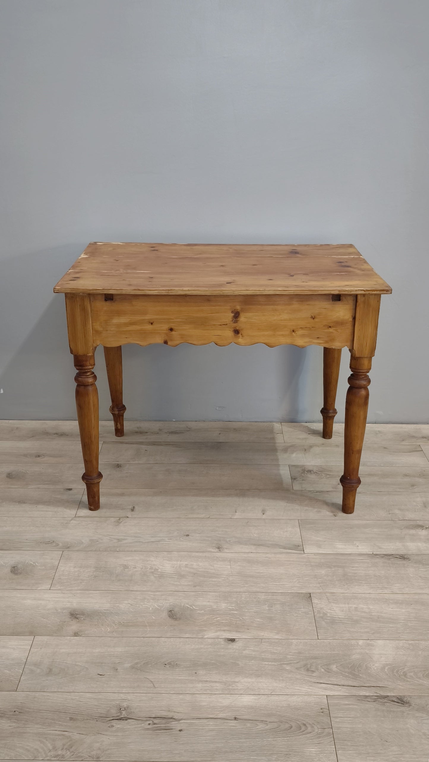 82477 Tavolo in legno con cassetto frontale