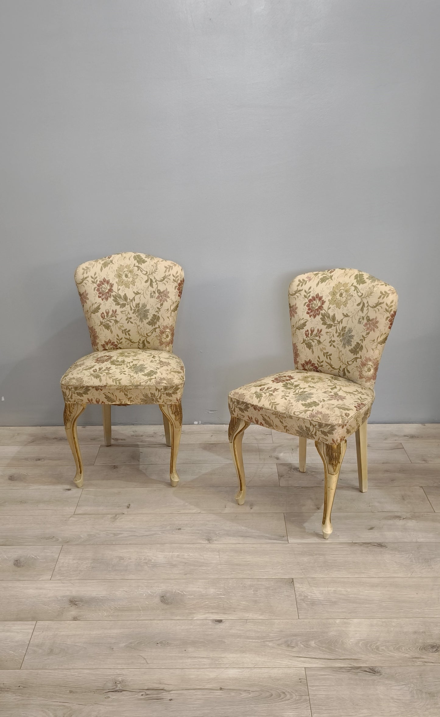 82611 Poltroncina da camera in legno dorato e tessuto damascato
