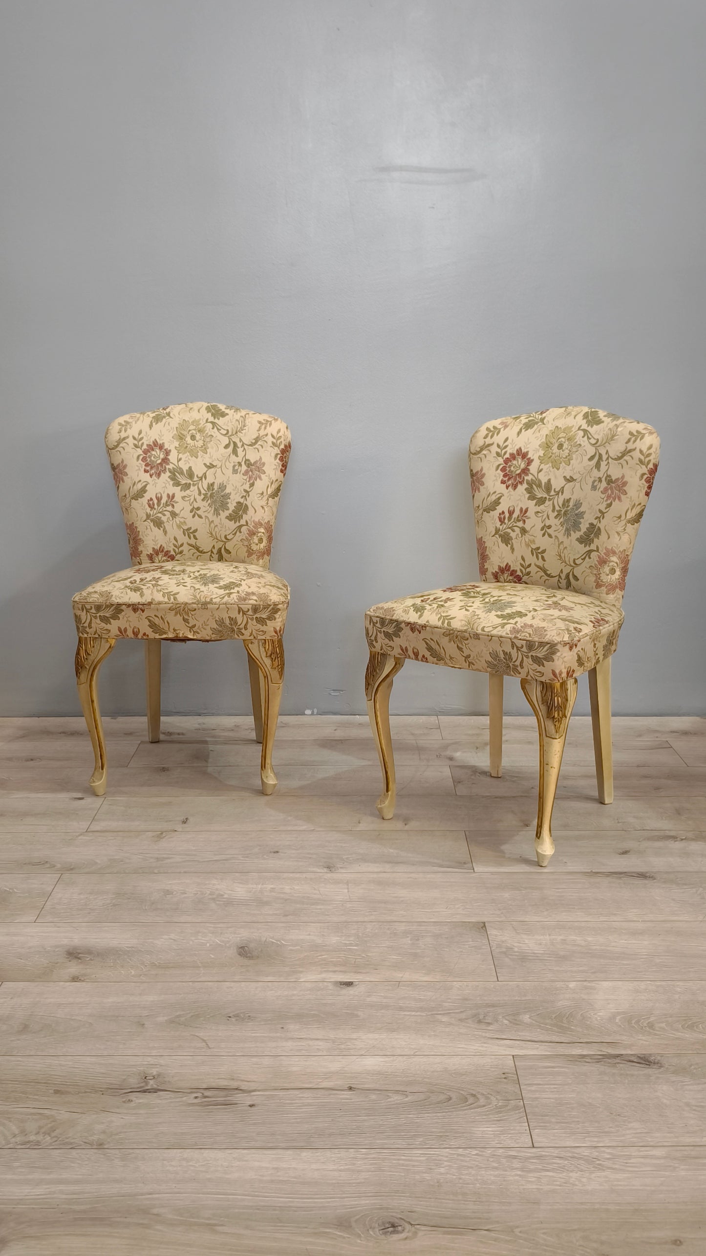 82611 Poltroncina da camera in legno dorato e tessuto damascato
