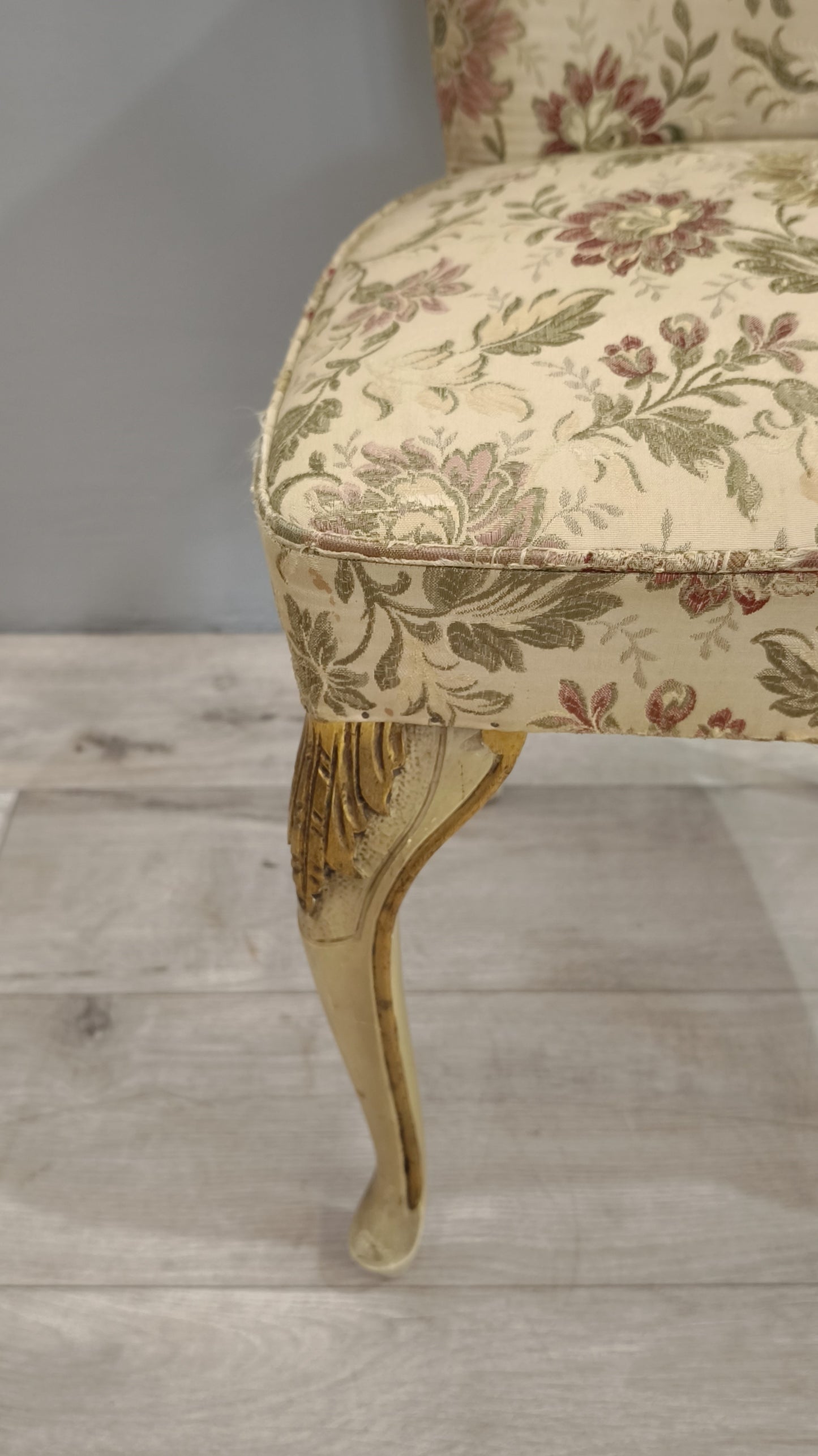 82611 Poltroncina da camera in legno dorato e tessuto damascato
