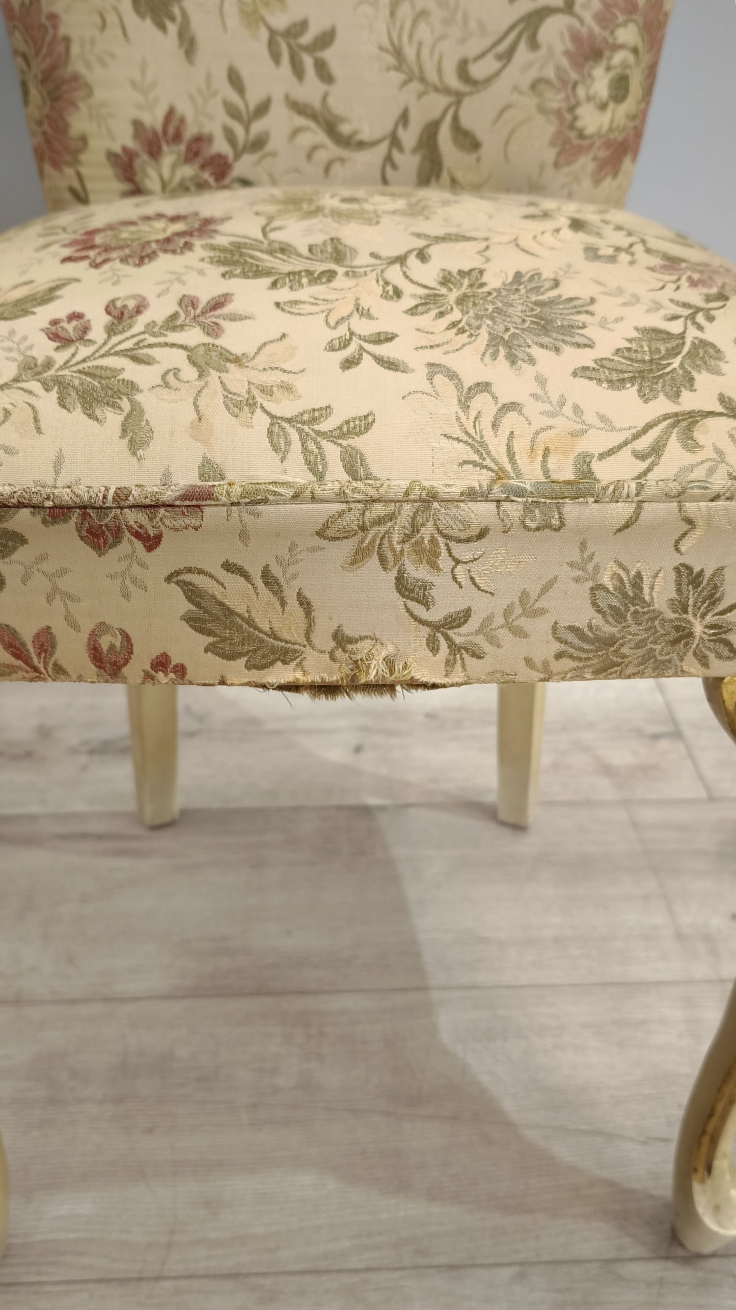82611 Poltroncina da camera in legno dorato e tessuto damascato