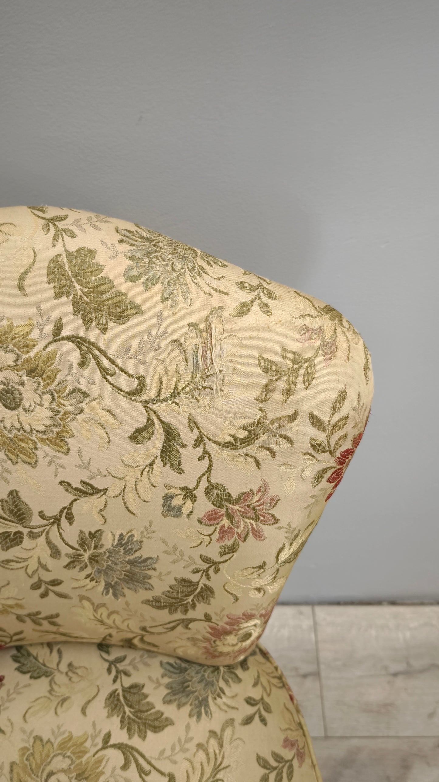 82611 Poltroncina da camera in legno dorato e tessuto damascato