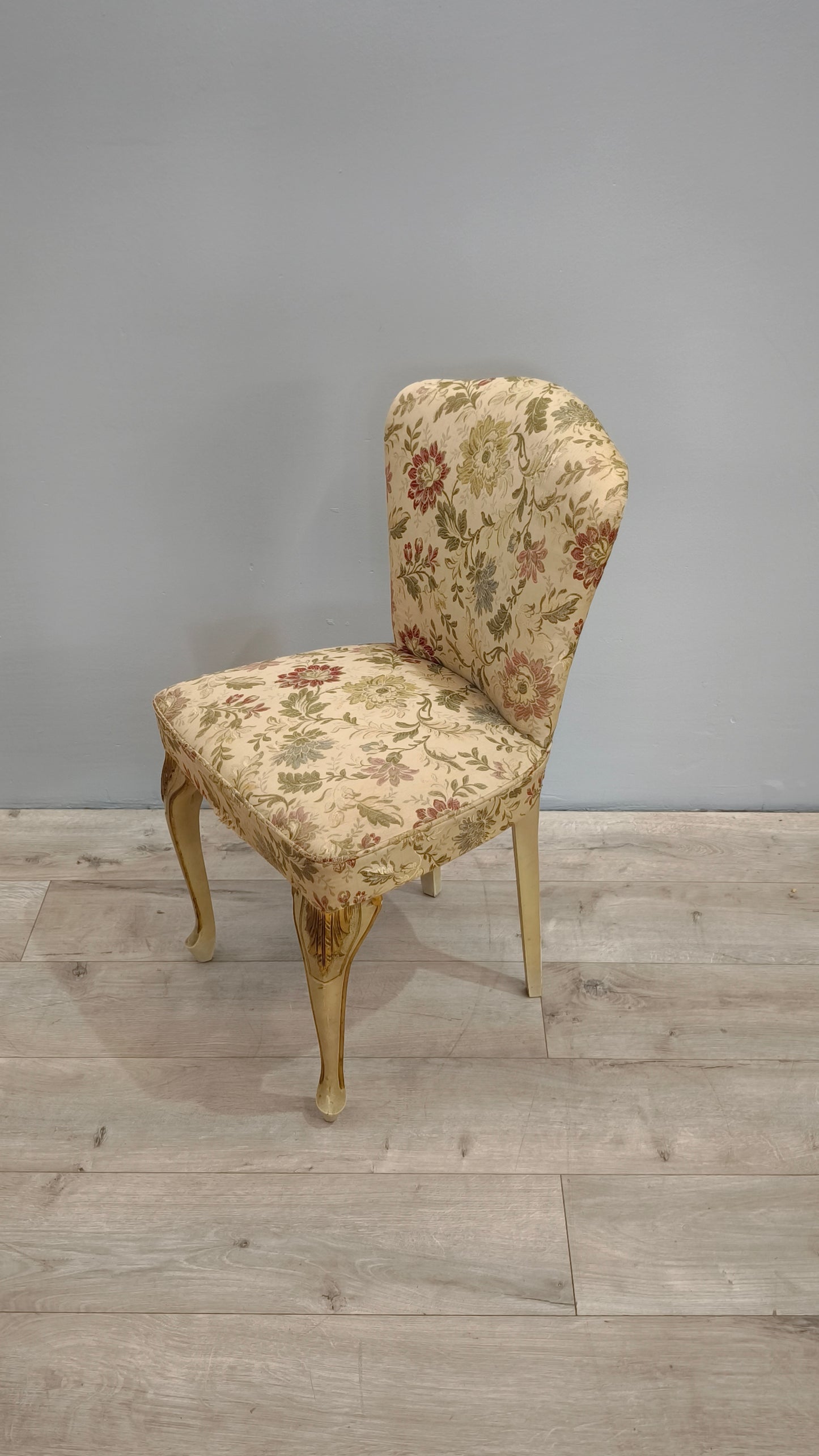 82611 Poltroncina da camera in legno dorato e tessuto damascato