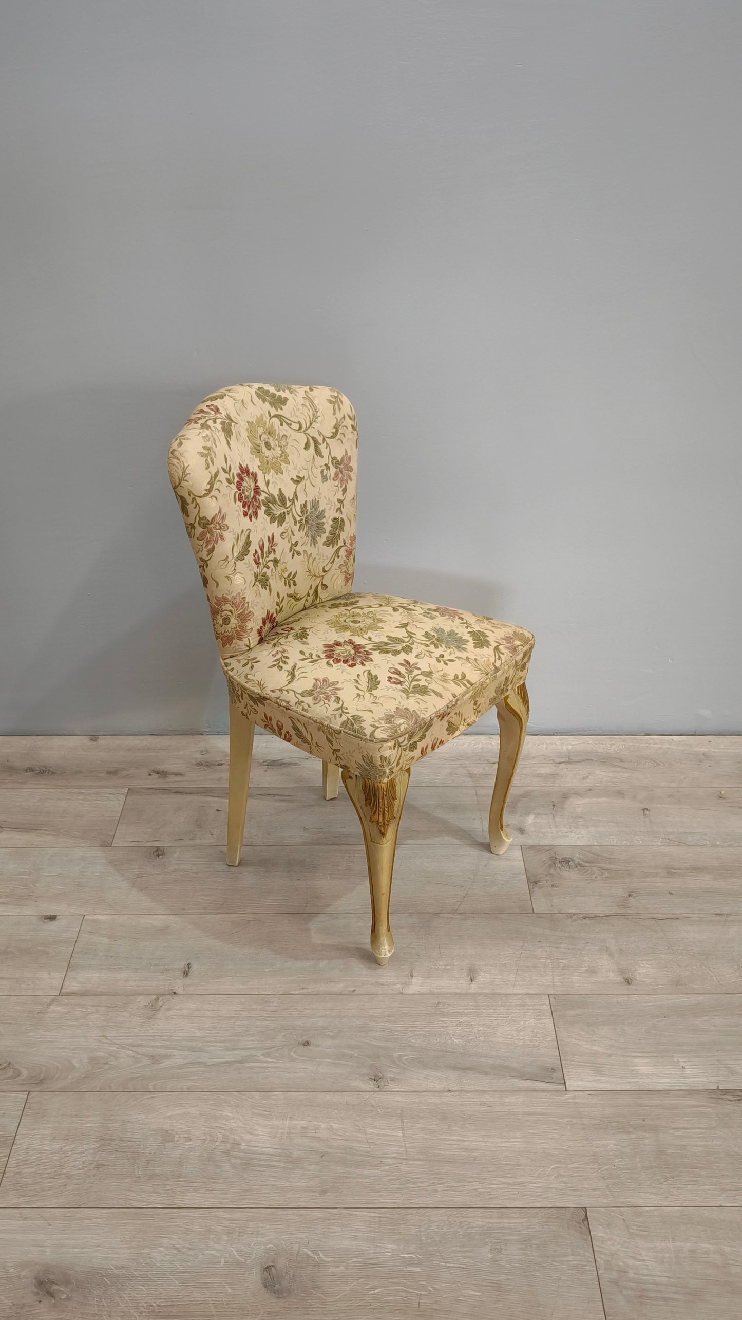 82611 Poltroncina da camera in legno dorato e tessuto damascato
