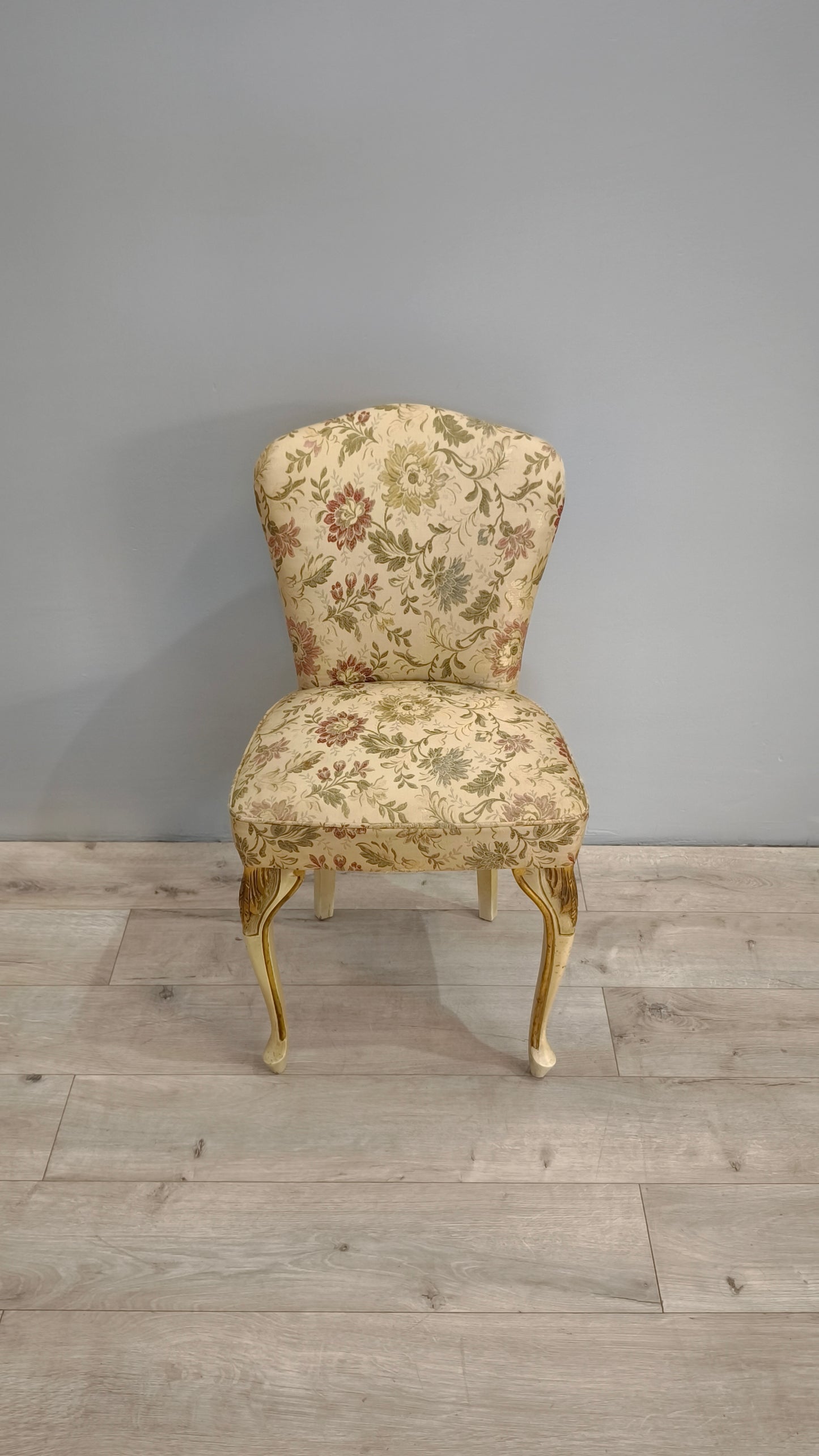 82611 Poltroncina da camera in legno dorato e tessuto damascato