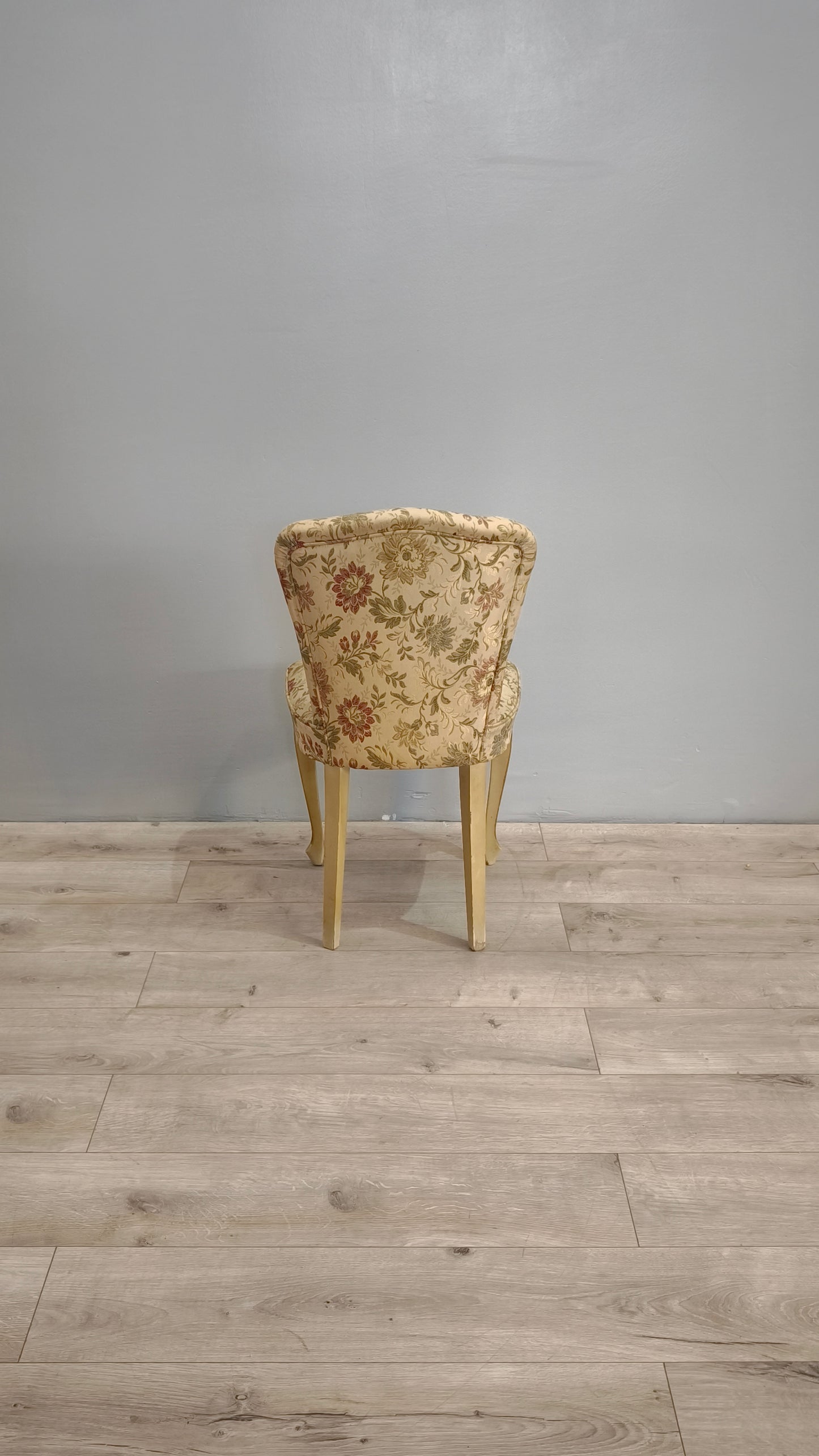 82611 Poltroncina da camera in legno dorato e tessuto damascato