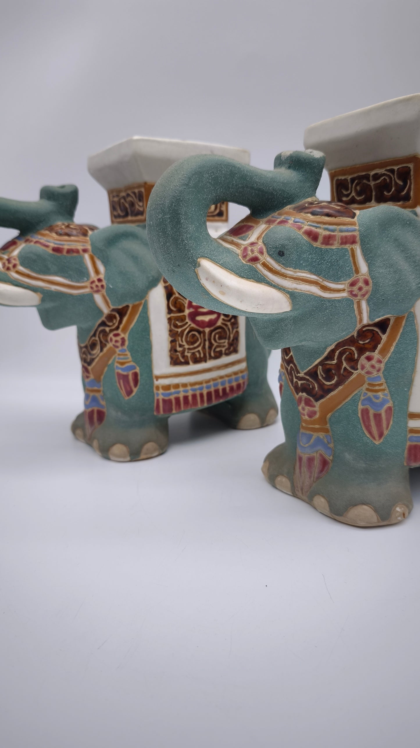 82691 Coppia di alzatine a forma di elefante in ceramica
