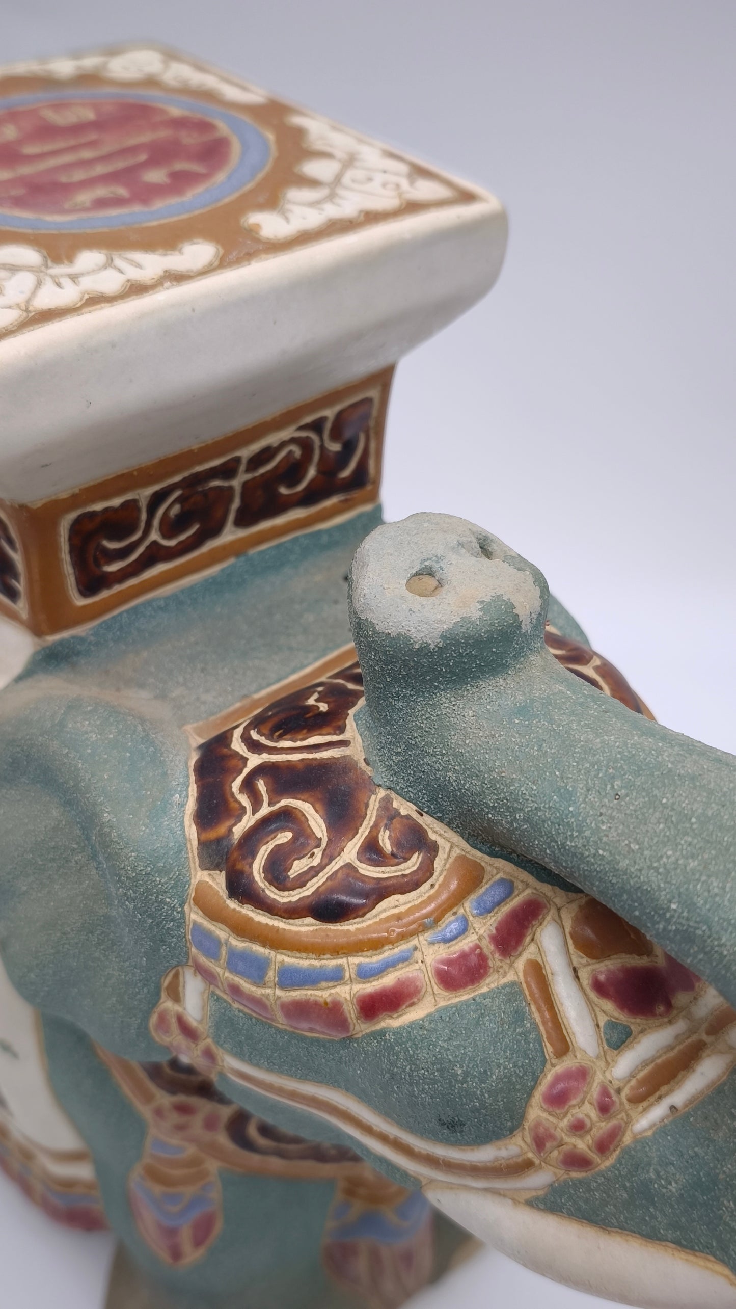 82691 Coppia di alzatine a forma di elefante in ceramica