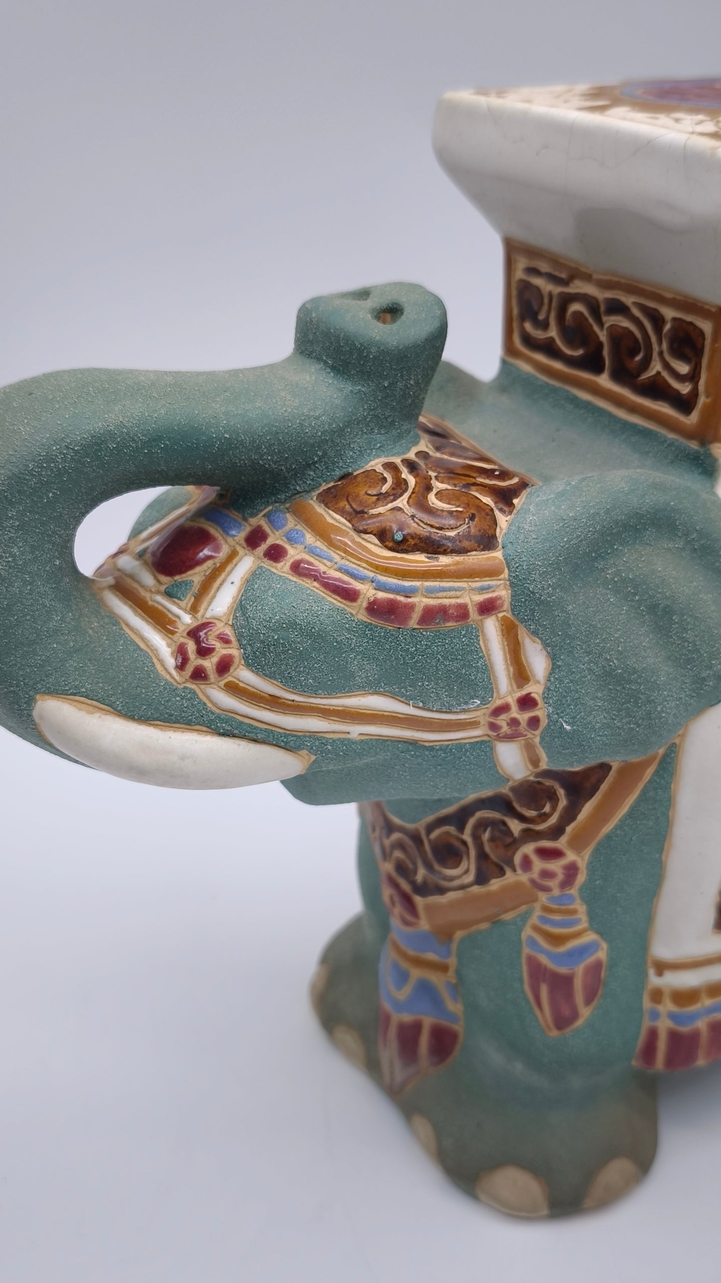 82691 Coppia di alzatine a forma di elefante in ceramica