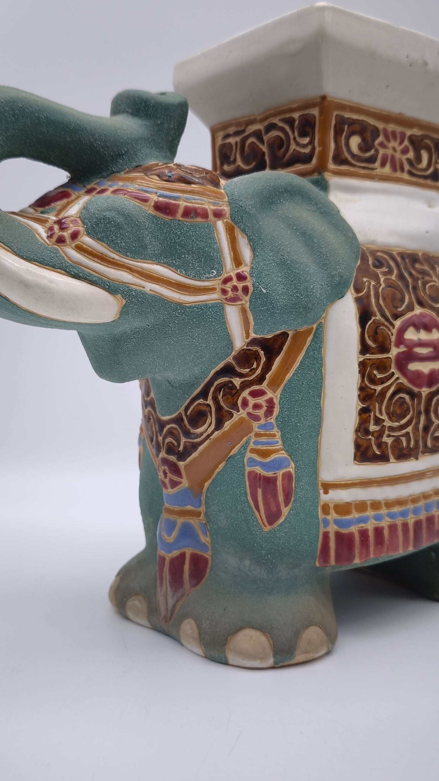 82691 Coppia di alzatine a forma di elefante in ceramica
