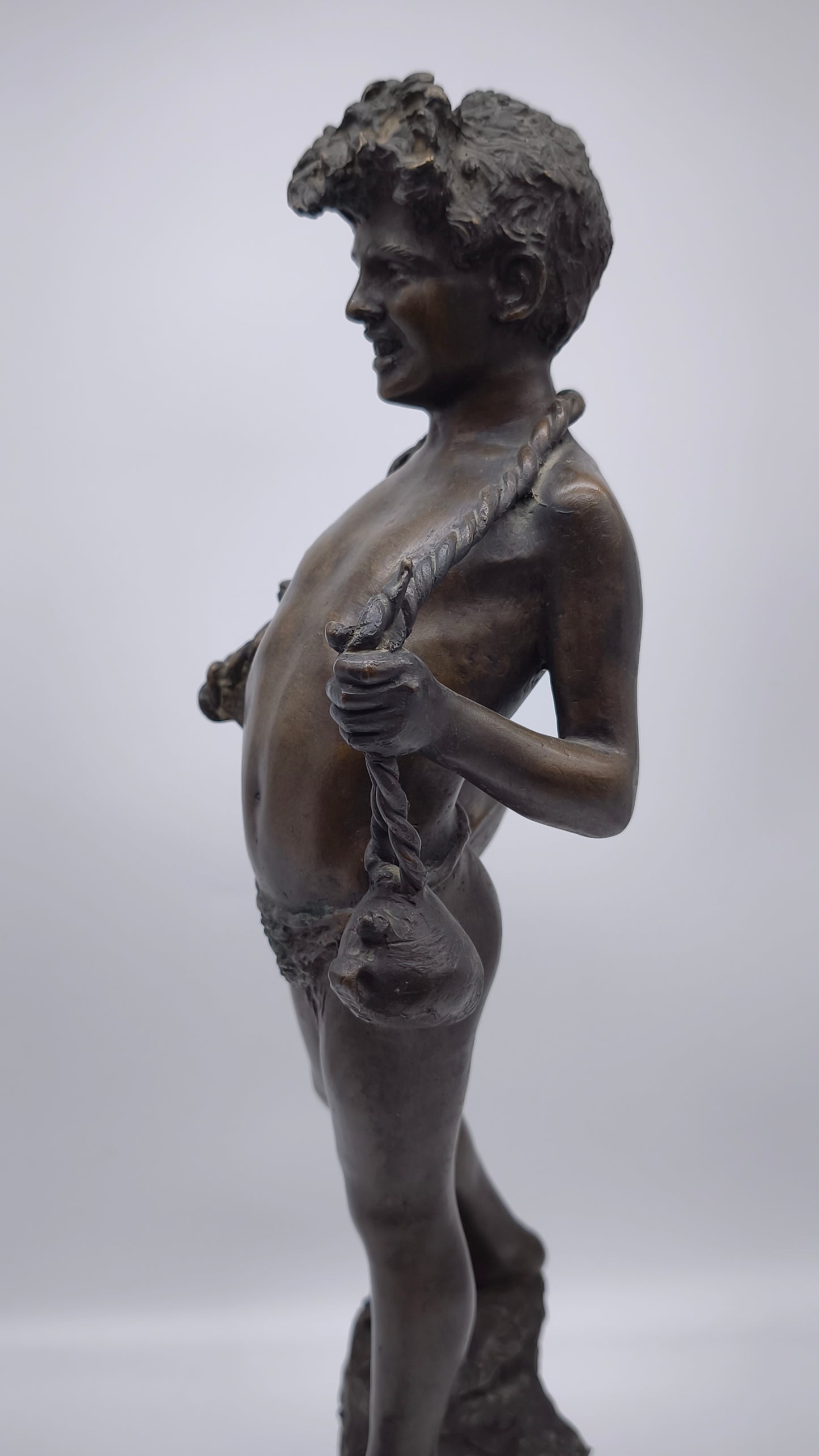 81458 Statua acquaiolo in bronzo su base in marmo firmata De Martino