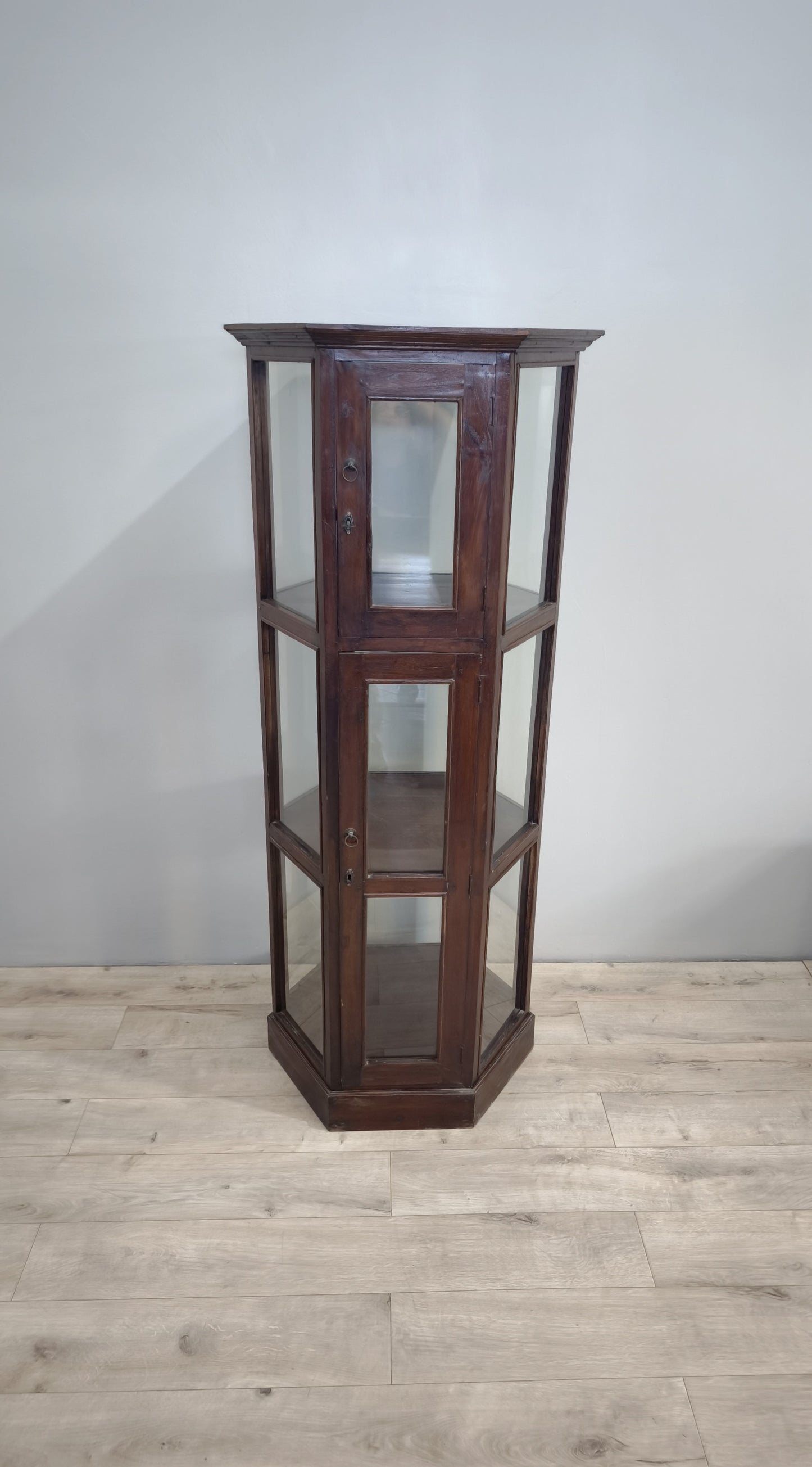 Vetrina esagonale in legno e vetro