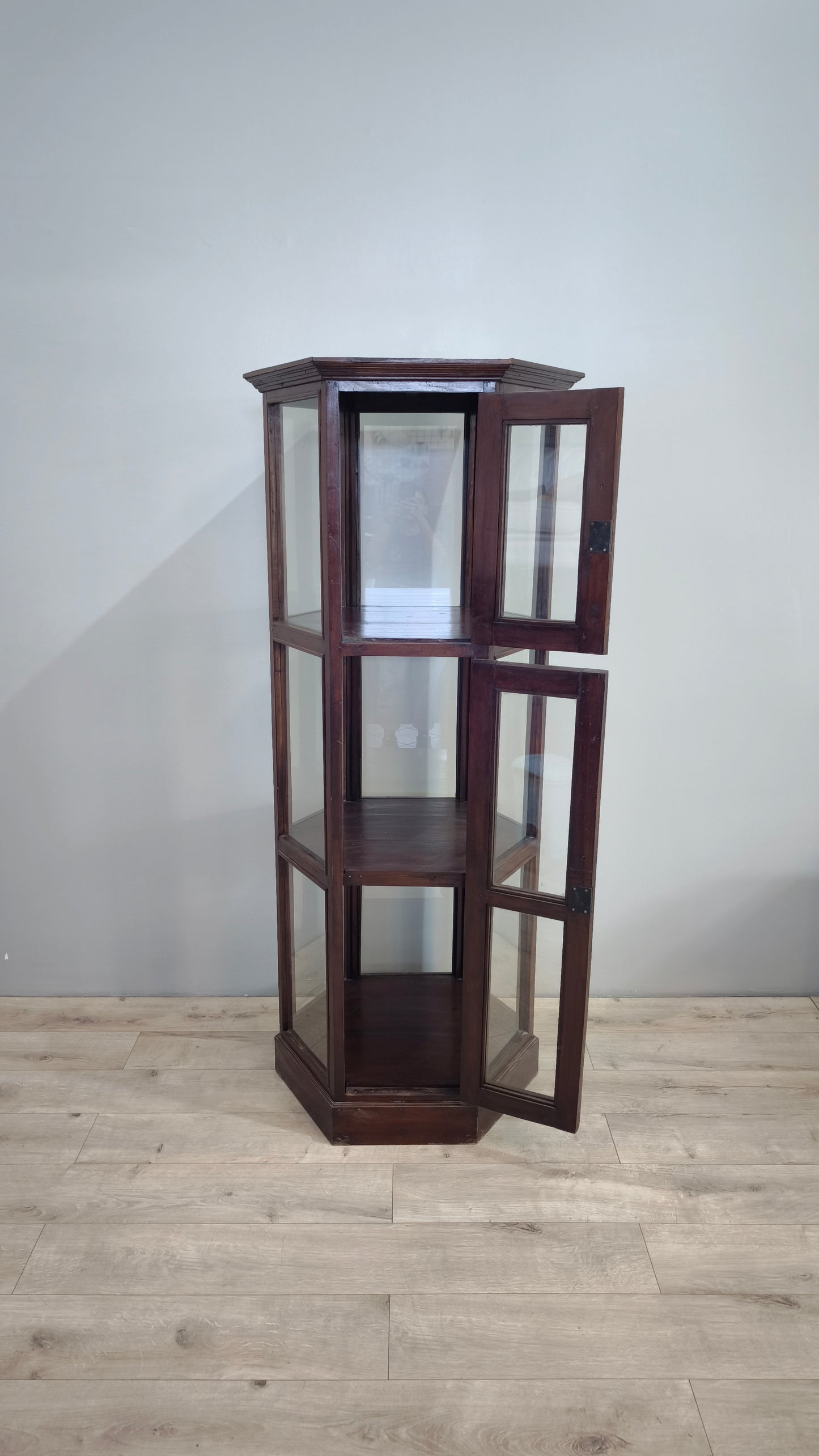 Vetrina esagonale in legno e vetro
