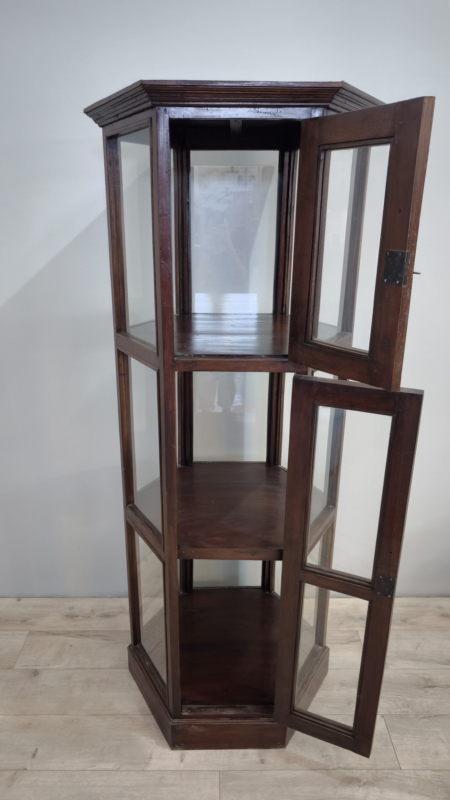 Vetrina esagonale in legno e vetro