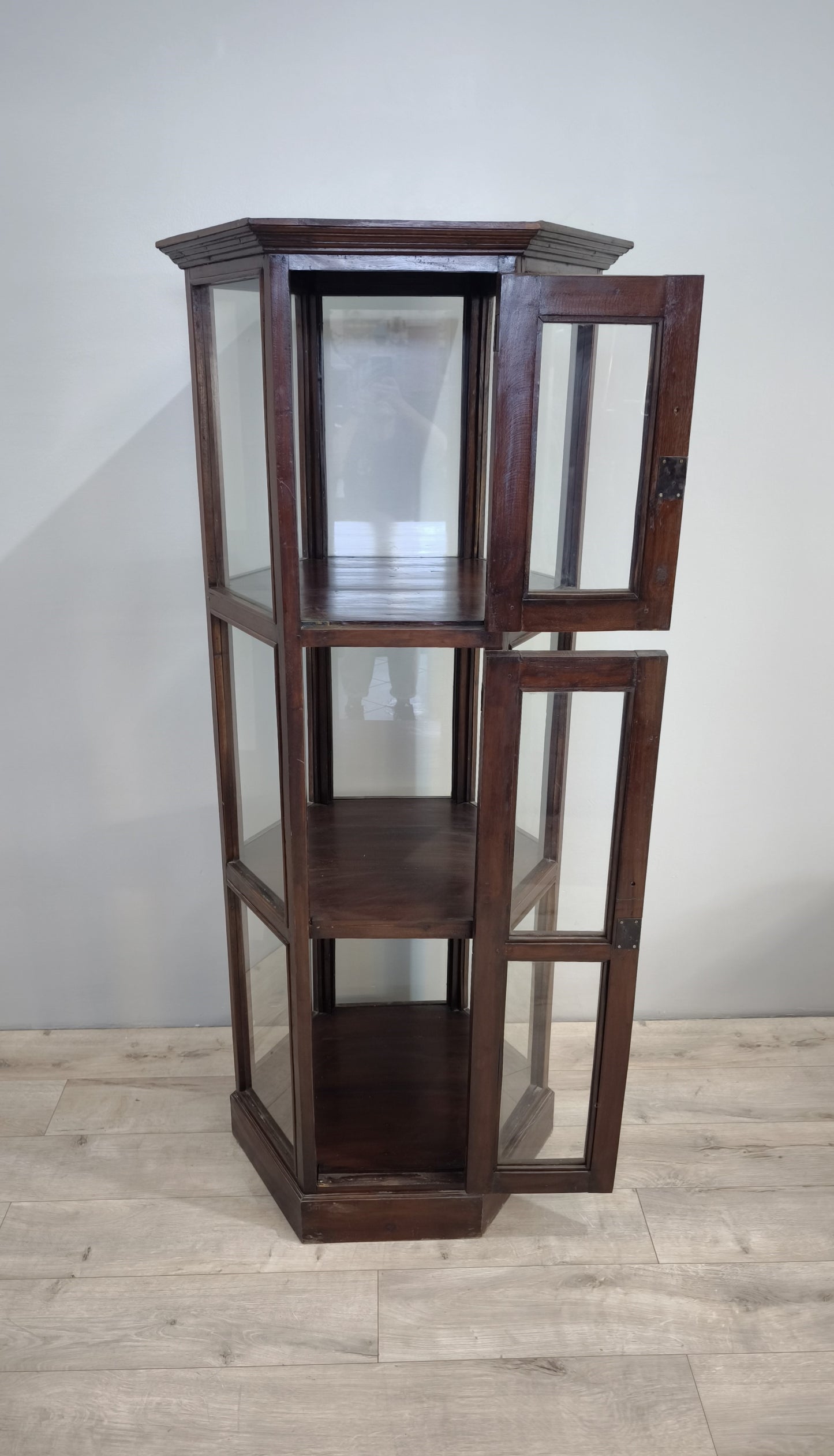 Vetrina esagonale in legno e vetro