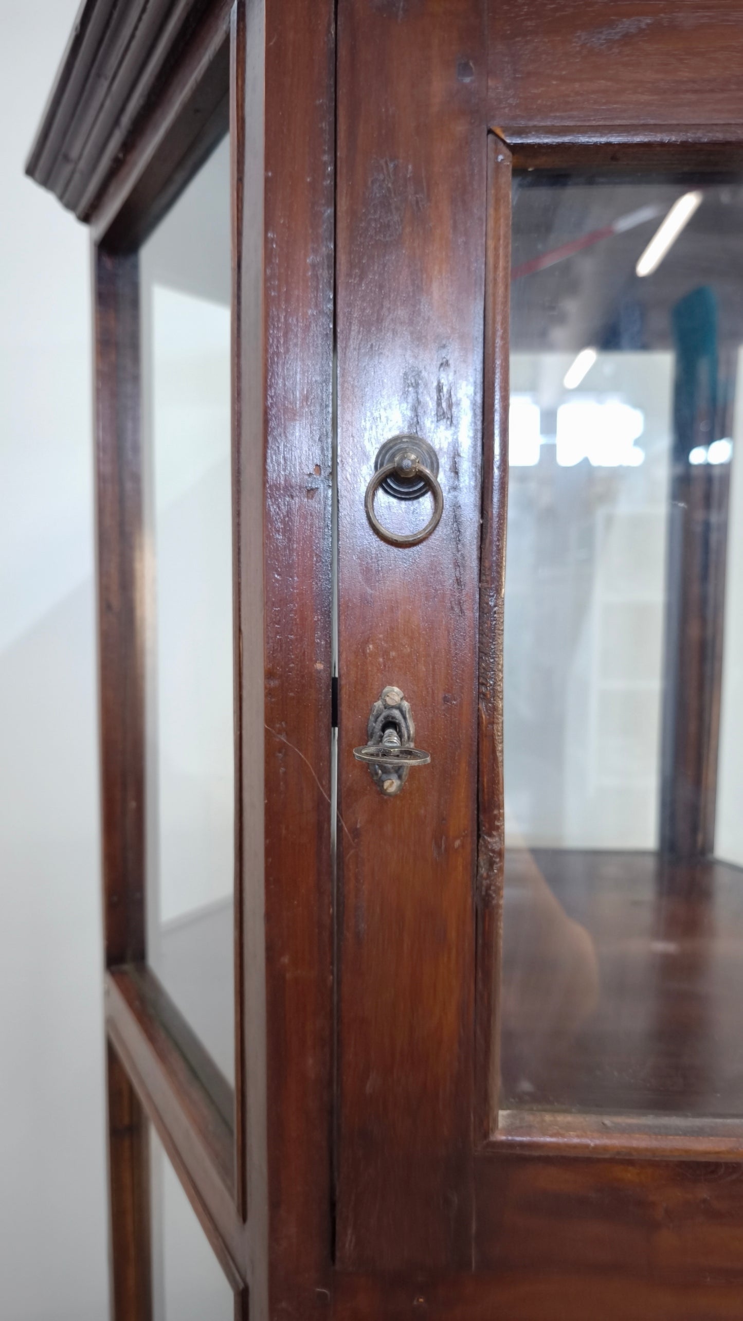 Vetrina esagonale in legno e vetro