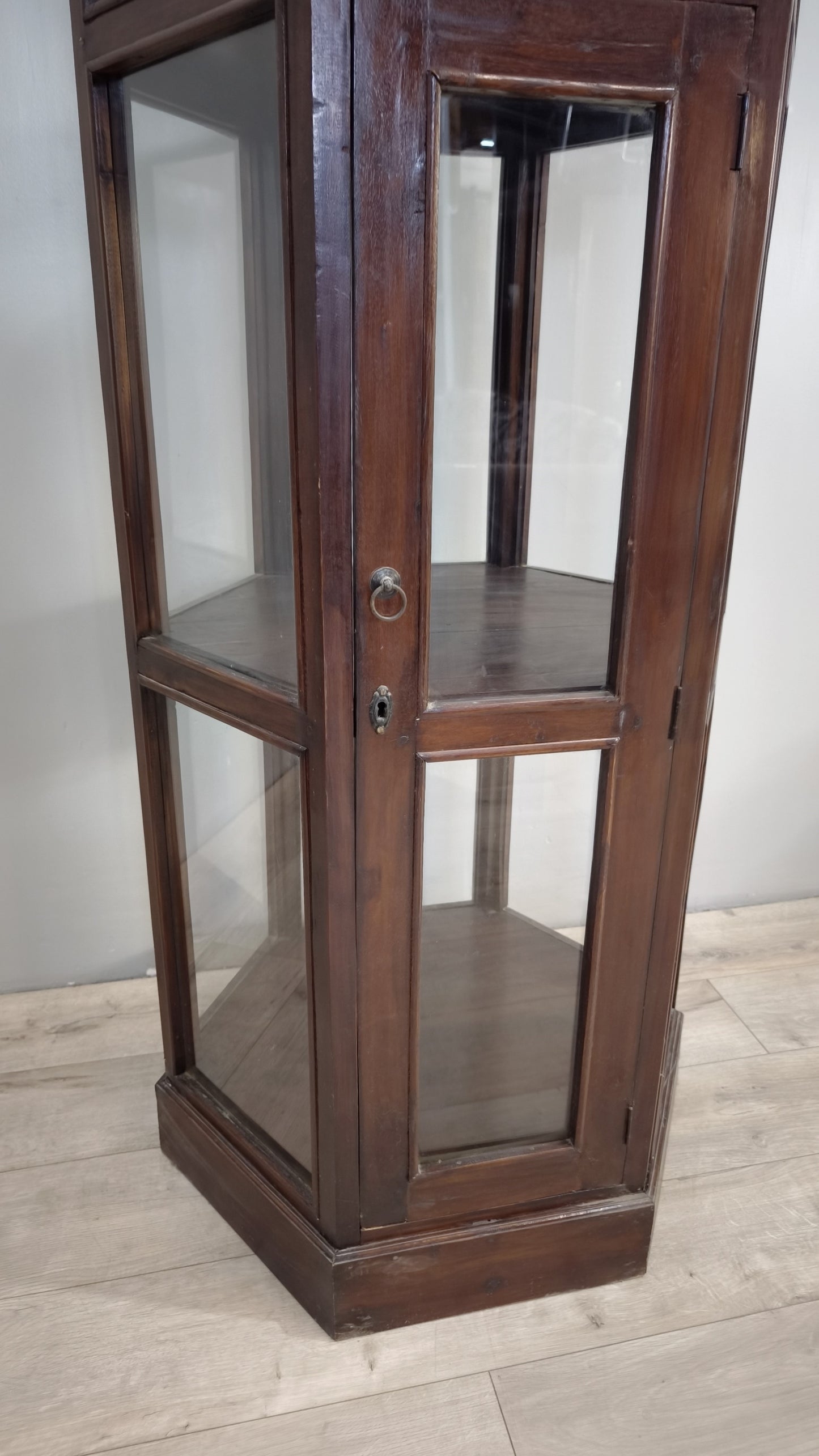 Vetrina esagonale in legno e vetro